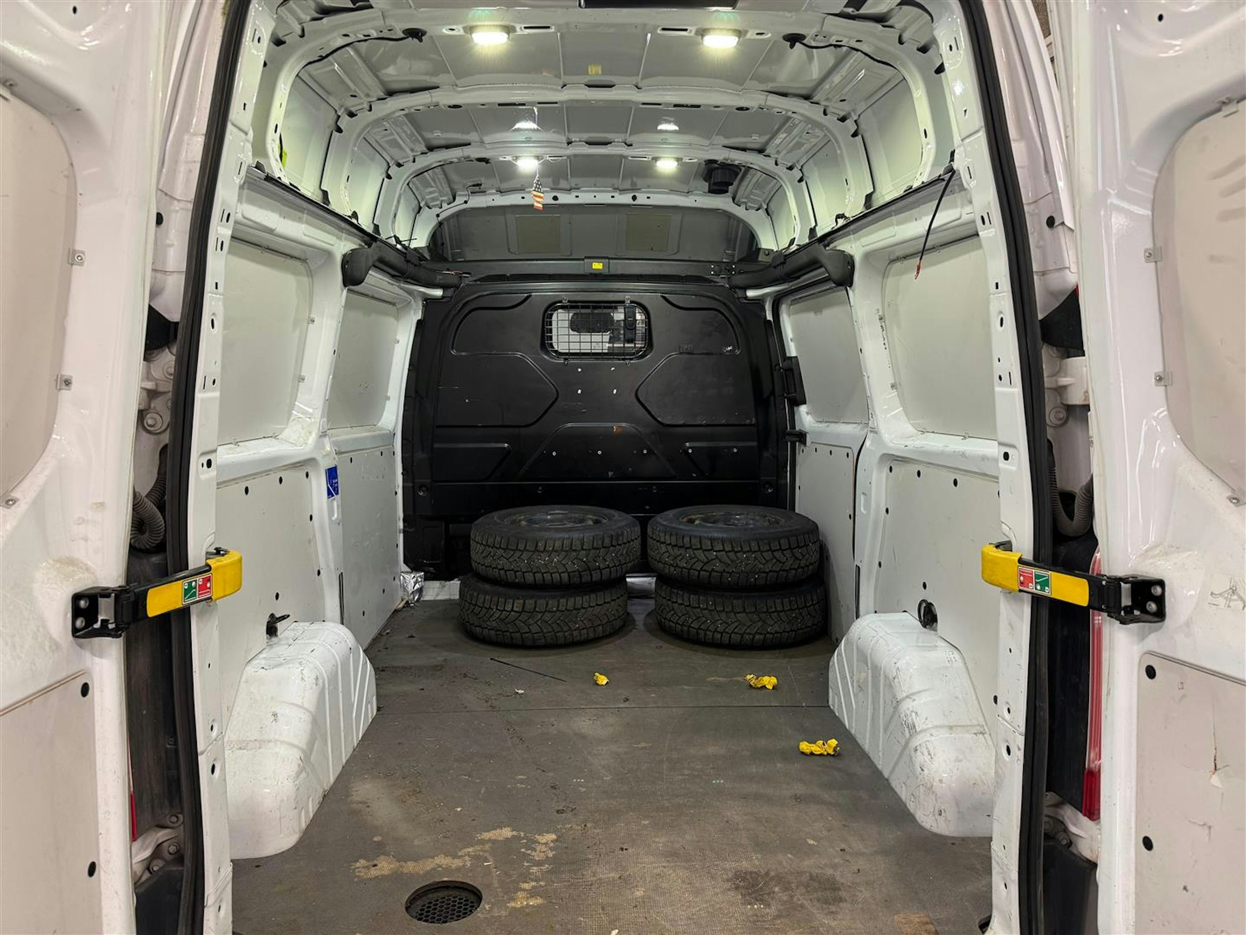 Valkoinen Ford Transit Custom 2016 kuva 10.