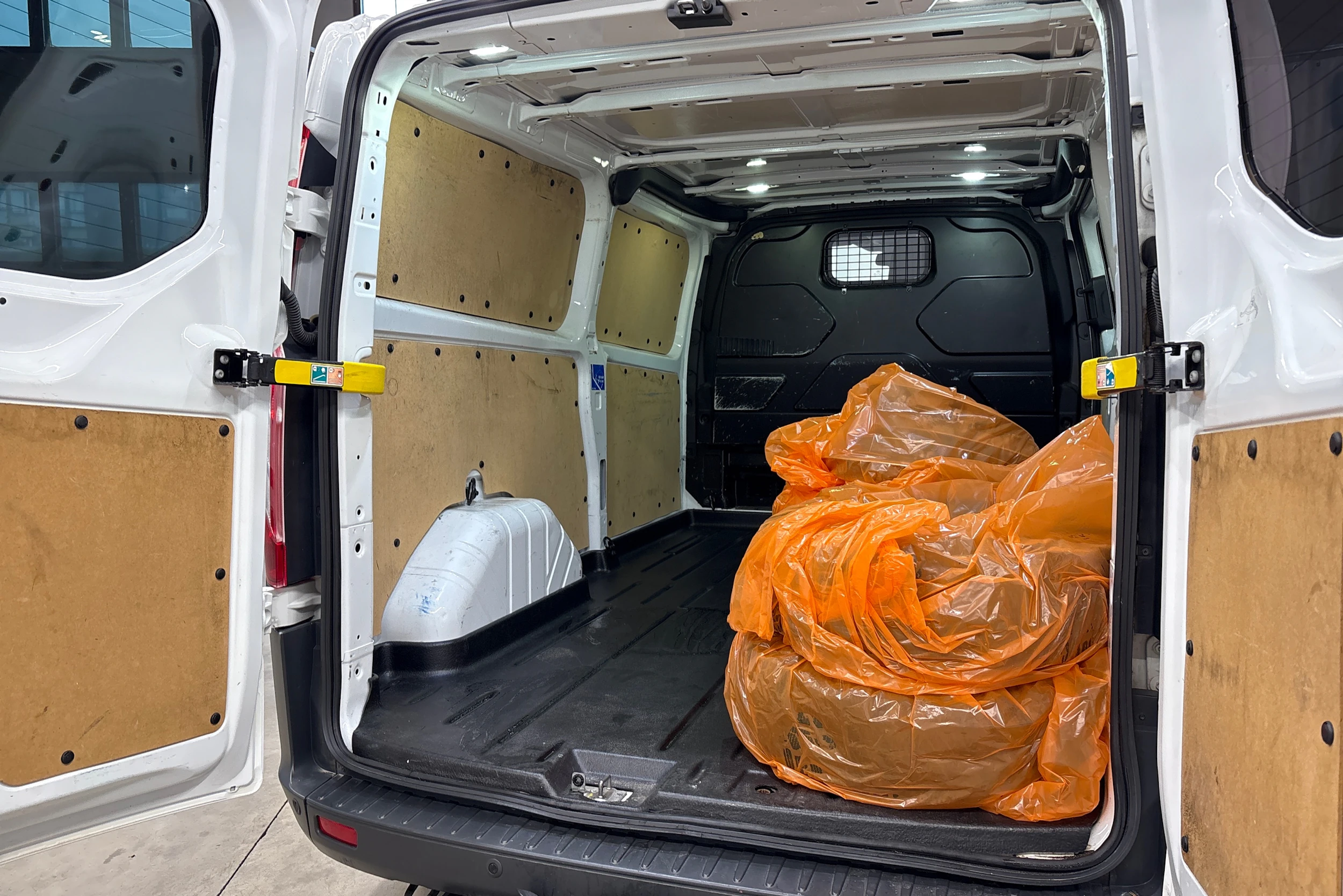 valkoinen Ford Transit Custom 2016 kuva 21.