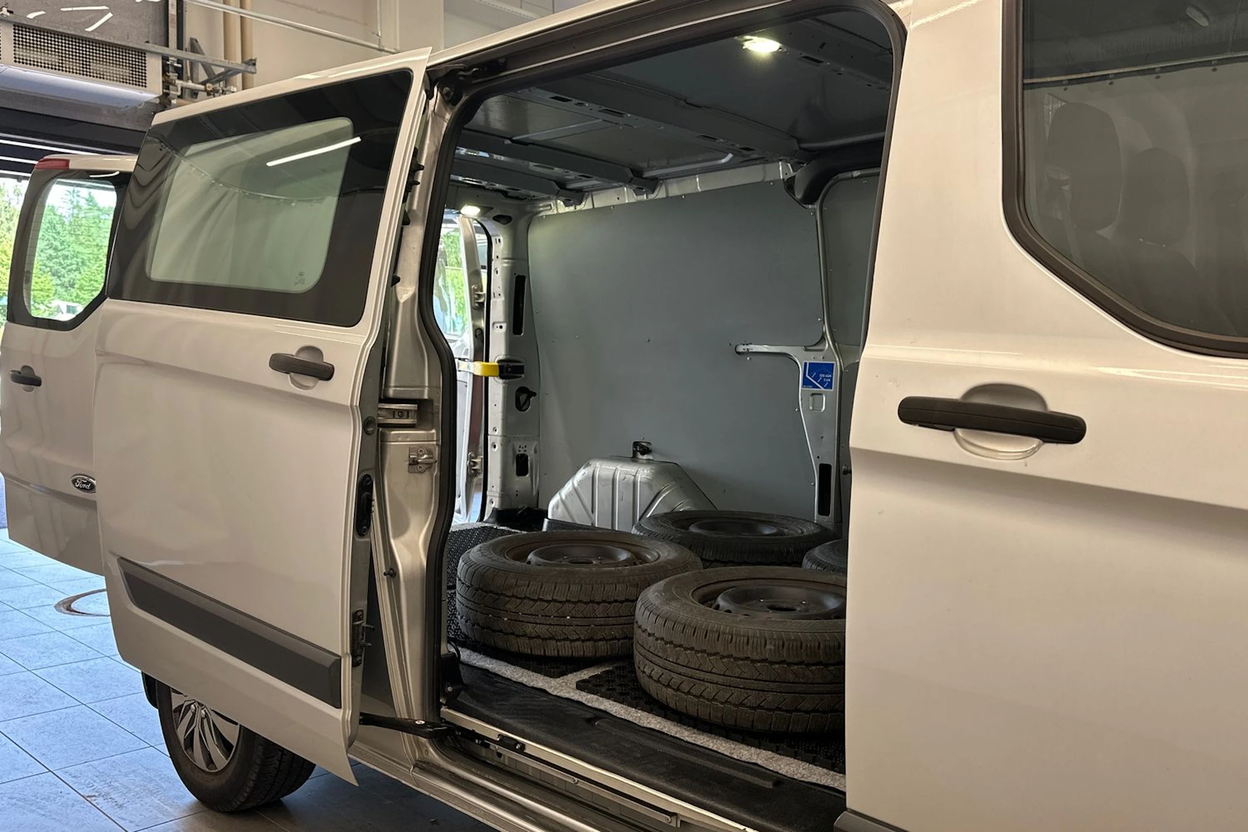 harmaa Ford Transit Custom 2016 kuva 11.