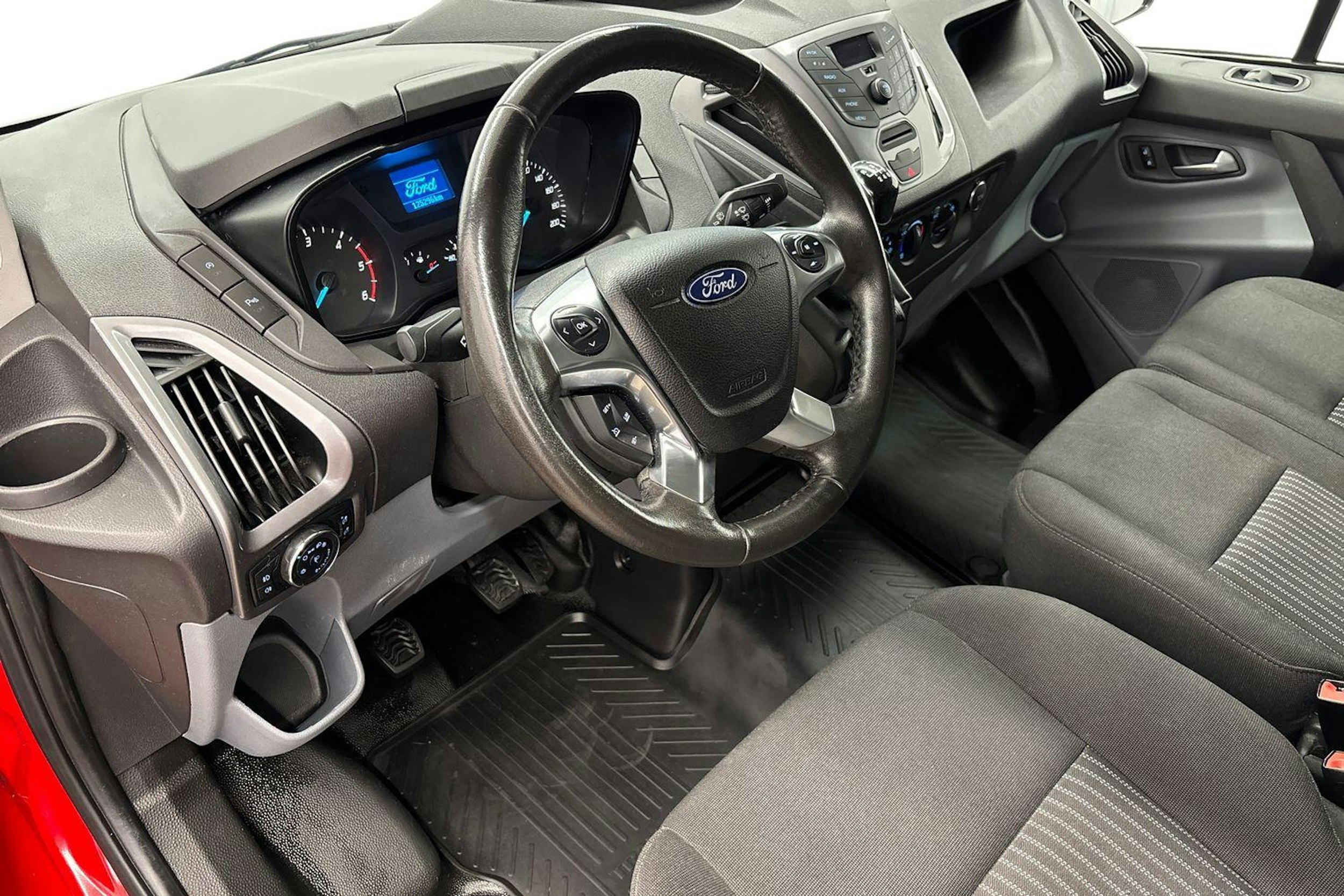 Punainen Ford Transit Custom 2016 kuva 7.