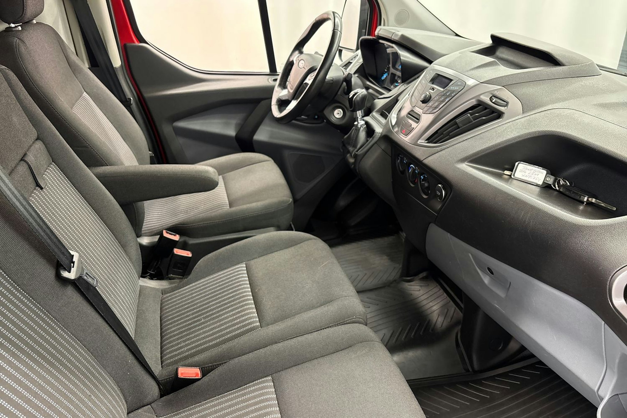 Punainen Ford Transit Custom 2016 kuva 13.