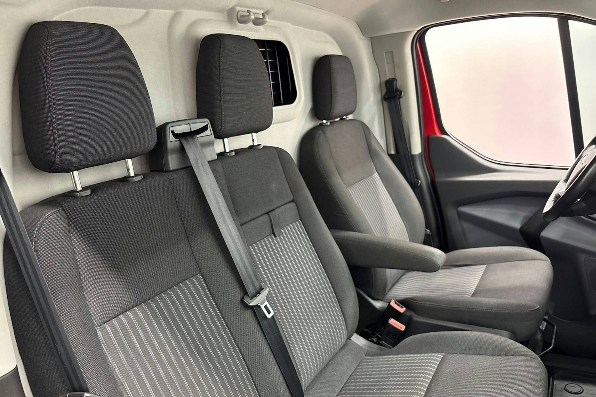 Punainen Ford Transit Custom 2016 kuva 14.