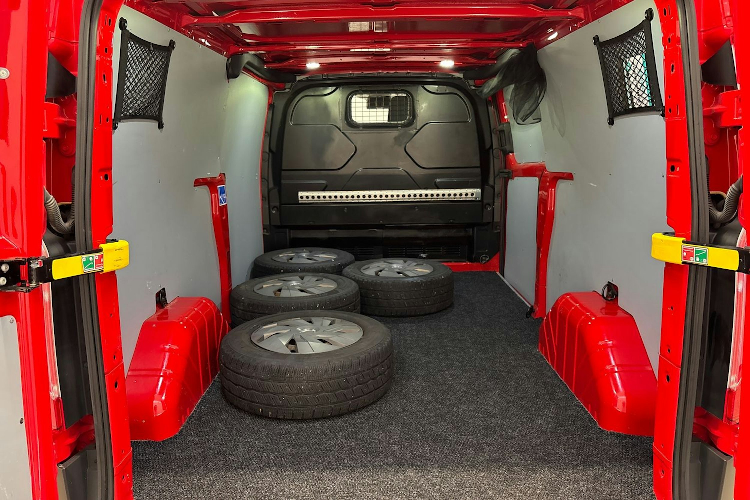 Punainen Ford Transit Custom 2016 kuva 17.