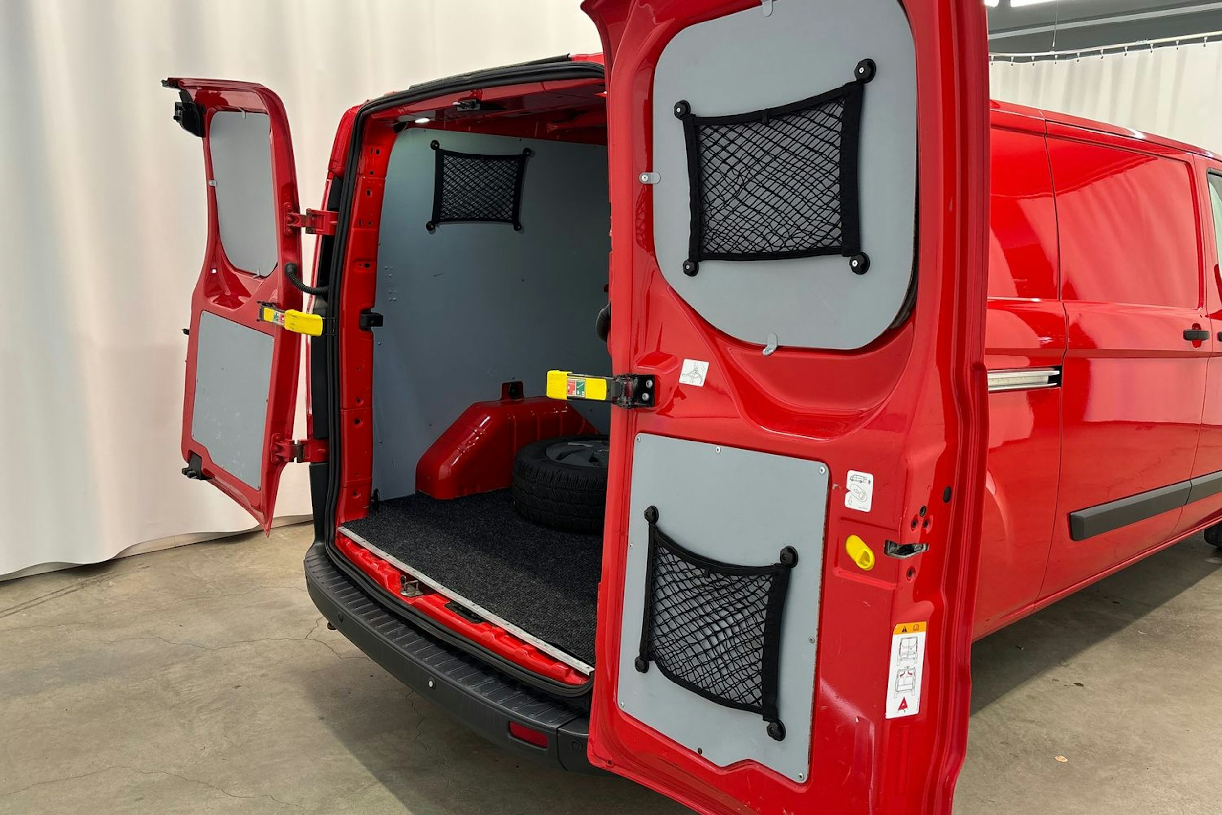 Punainen Ford Transit Custom 2016 kuva 18.