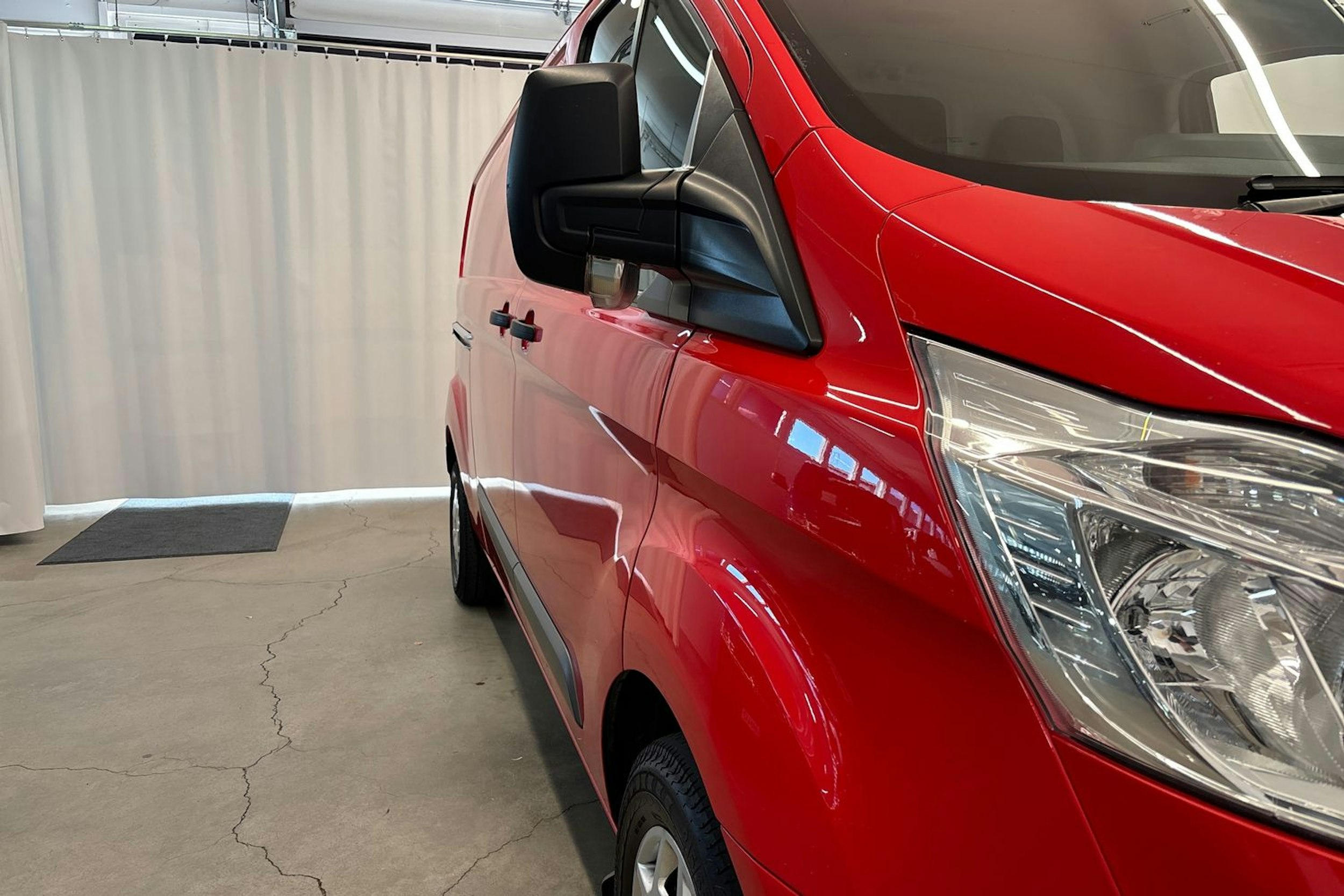 Punainen Ford Transit Custom 2016 kuva 24.