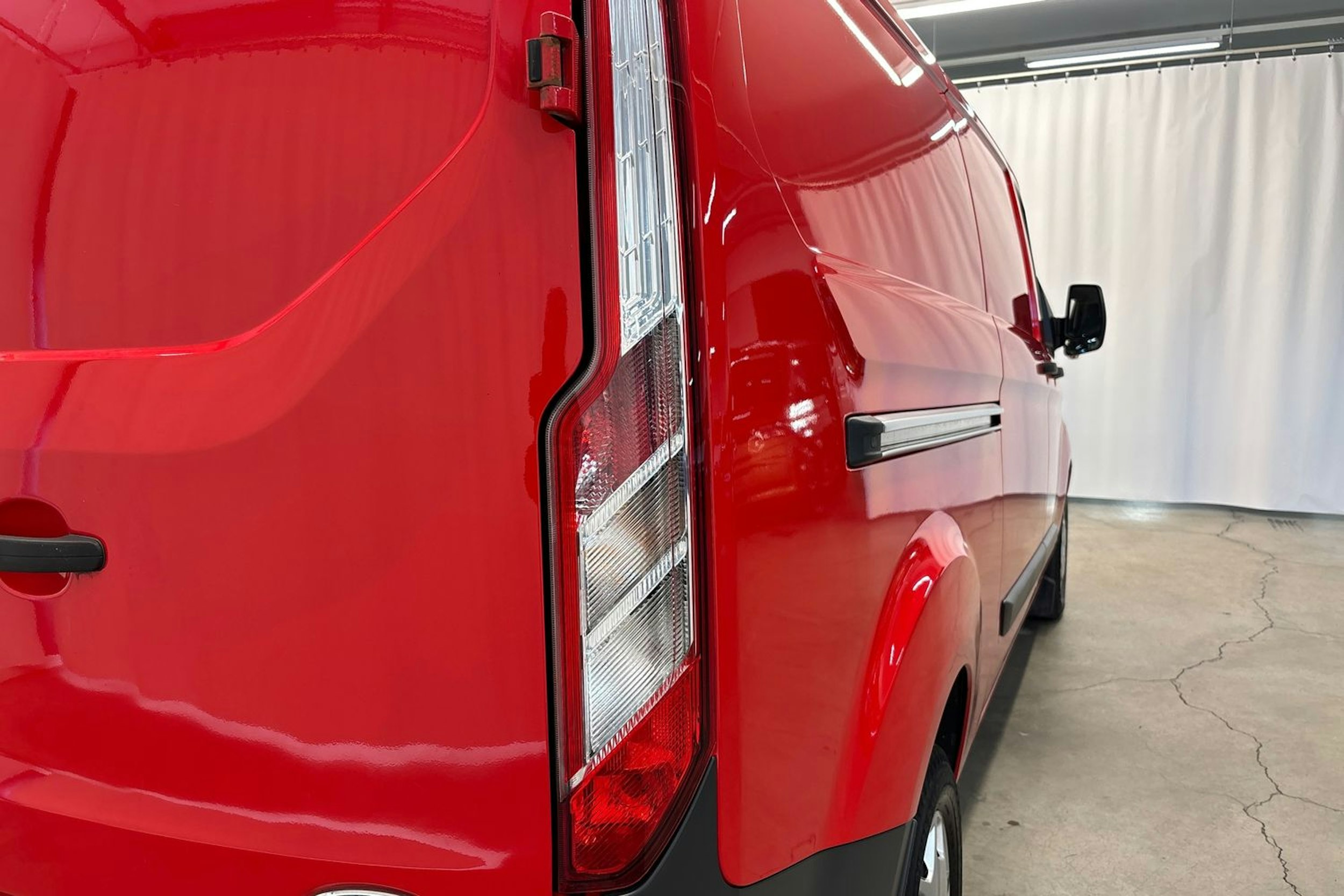 Punainen Ford Transit Custom 2016 kuva 27.