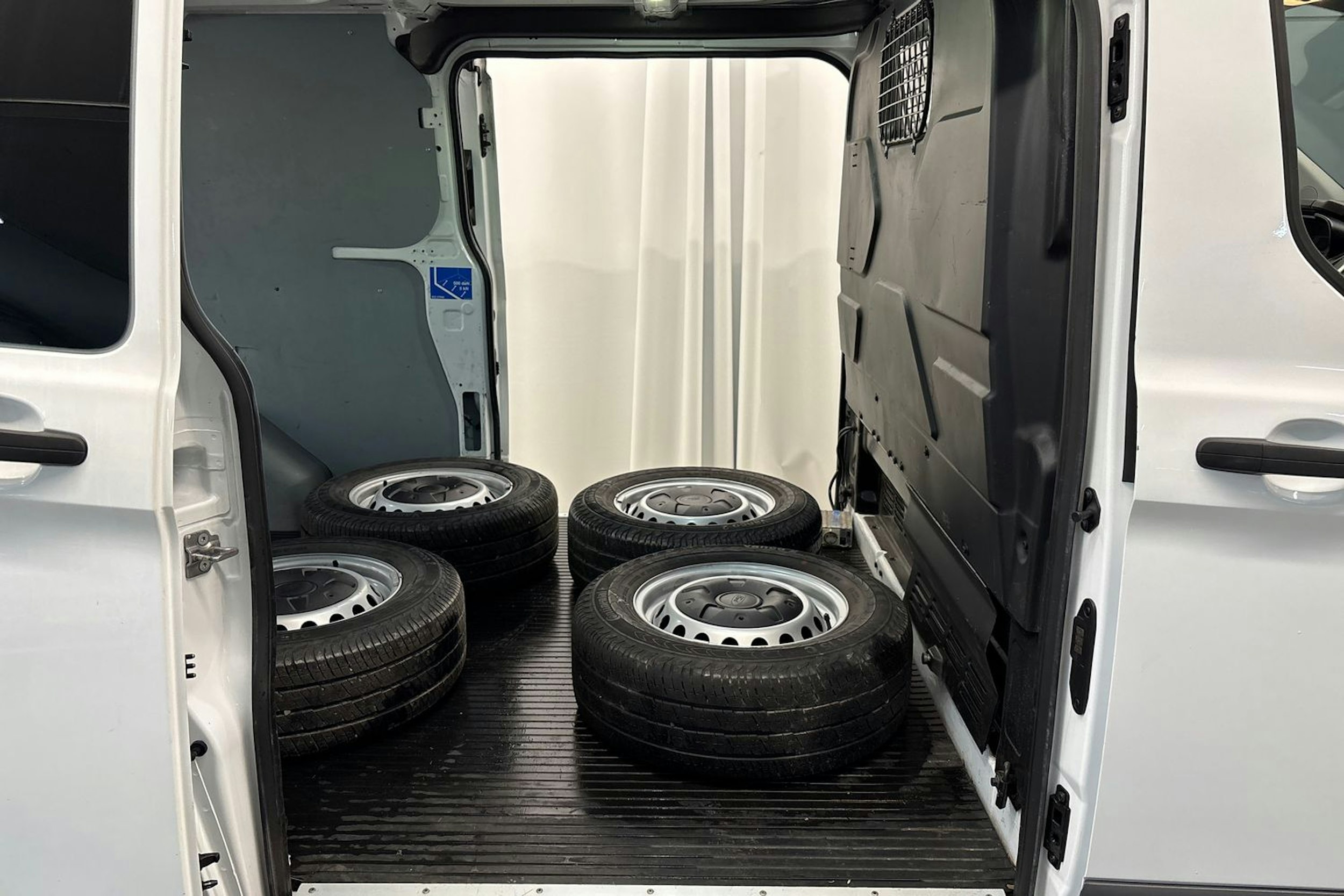 valkoinen Ford Transit Custom 2017 kuva 13.