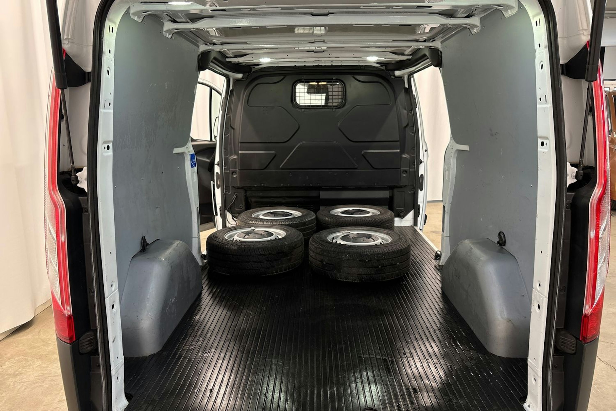 valkoinen Ford Transit Custom 2017 kuva 14.