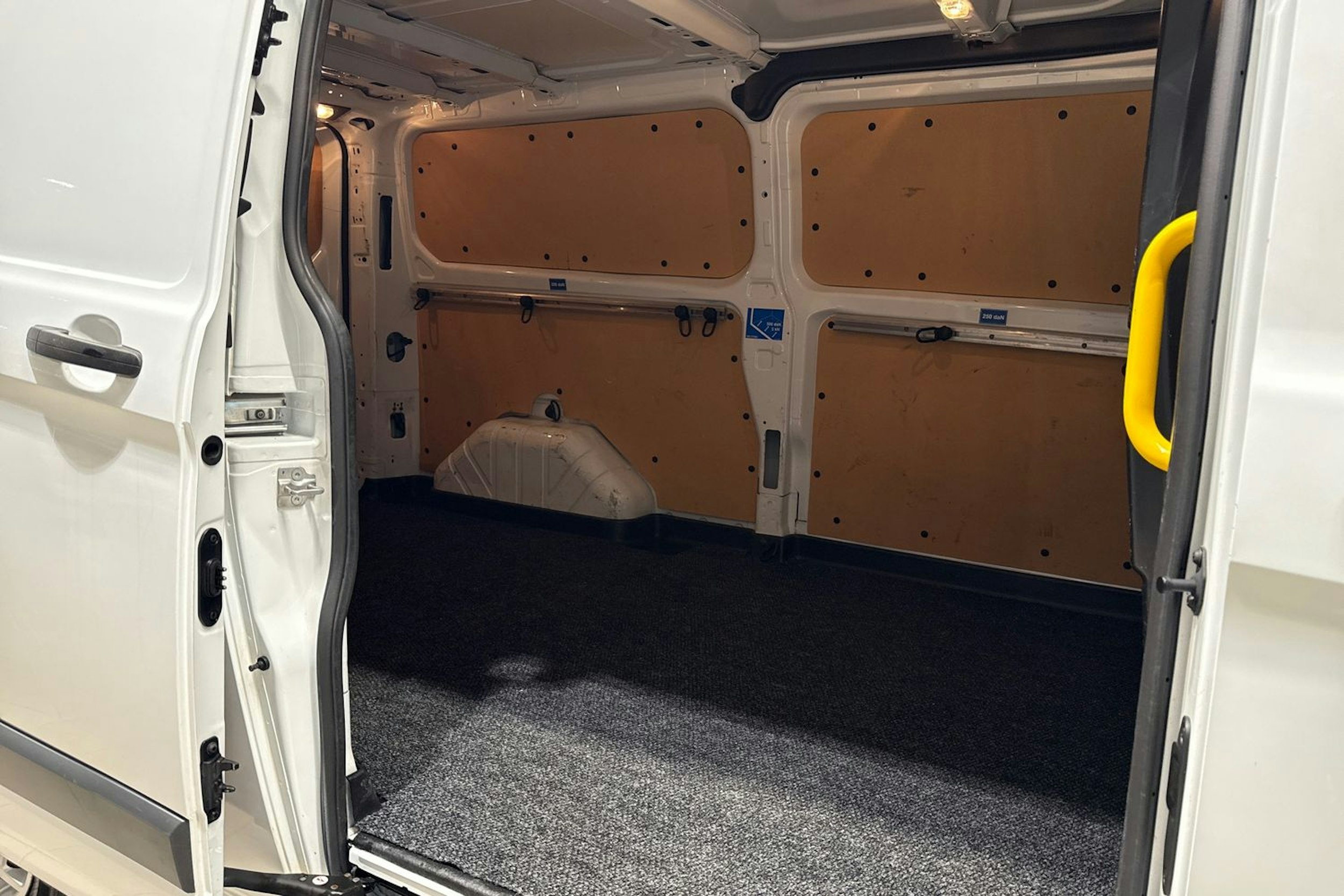 valkoinen Ford Transit Custom 2017 kuva 16.
