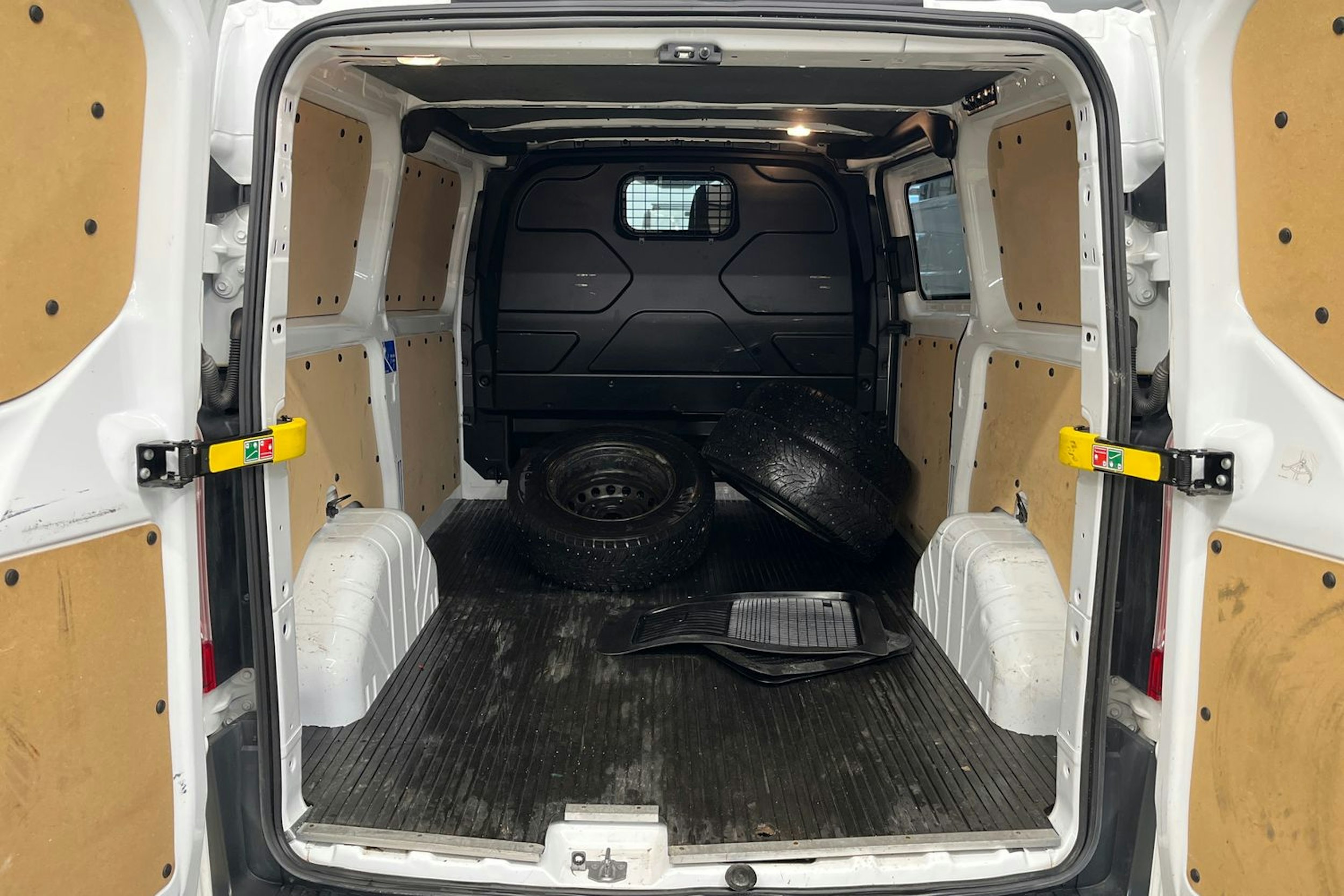valkoinen Ford Transit Custom 2017 kuva 13.