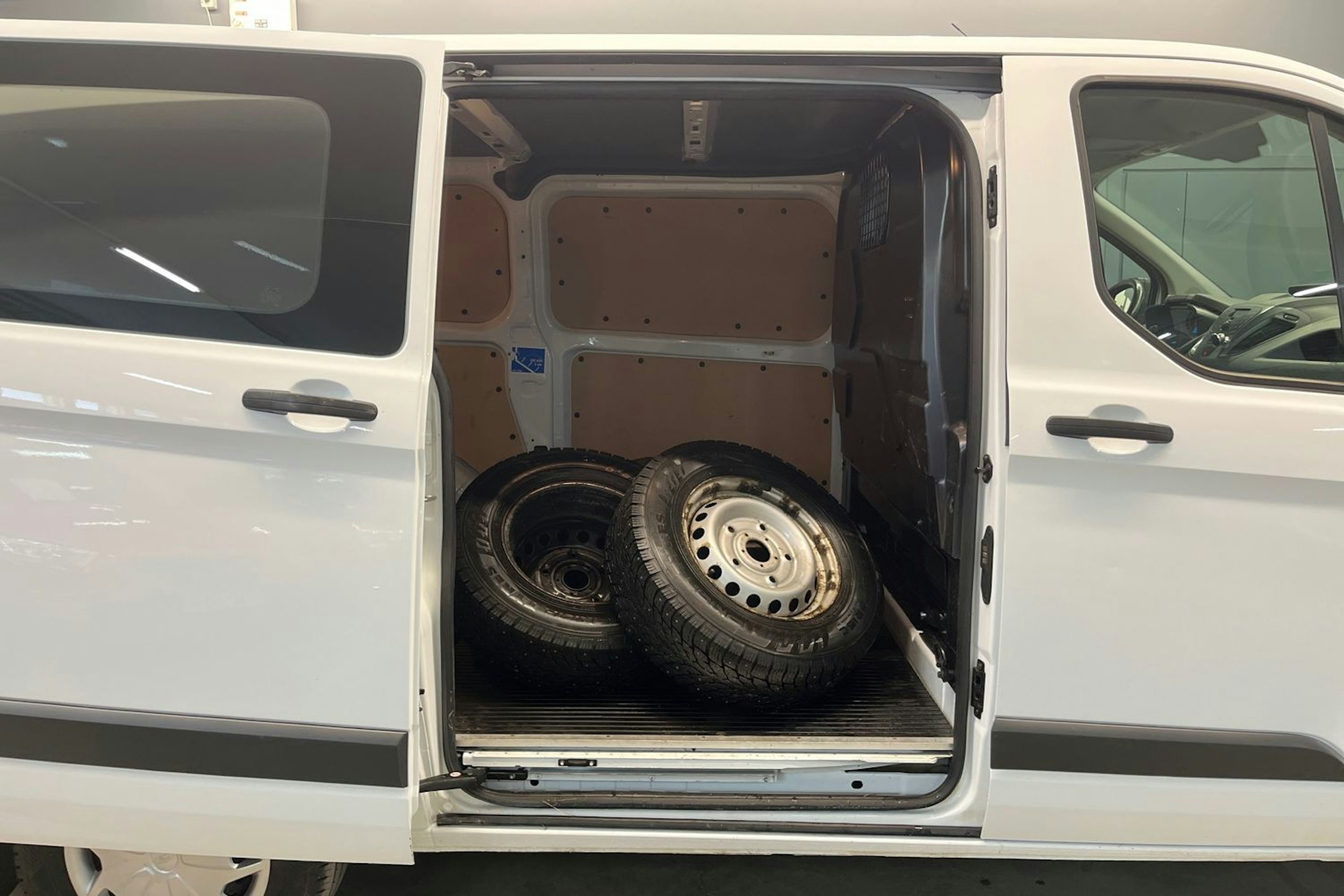 valkoinen Ford Transit Custom 2017 kuva 18.