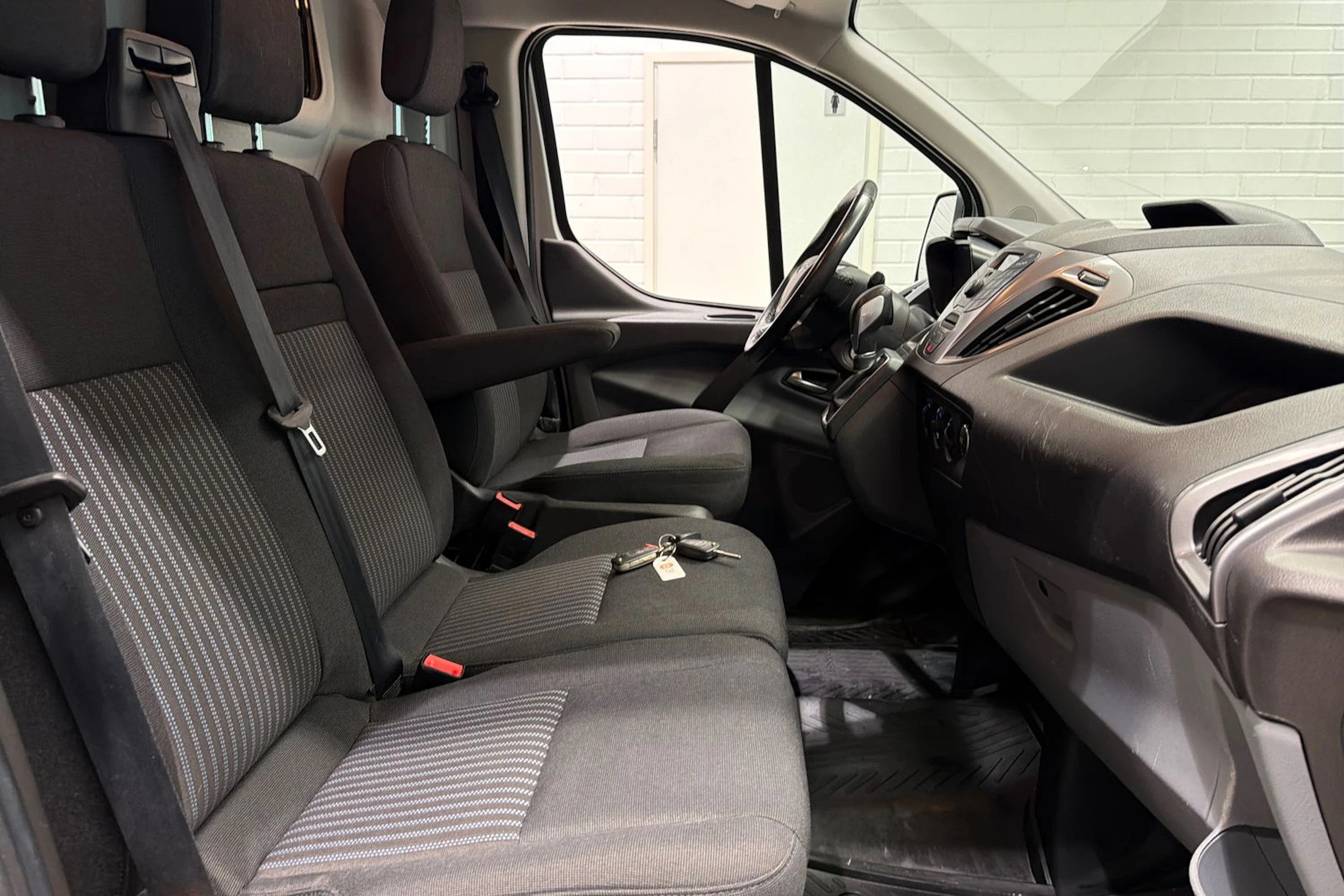 Harmaa Ford Transit Custom 2017 kuva 24.