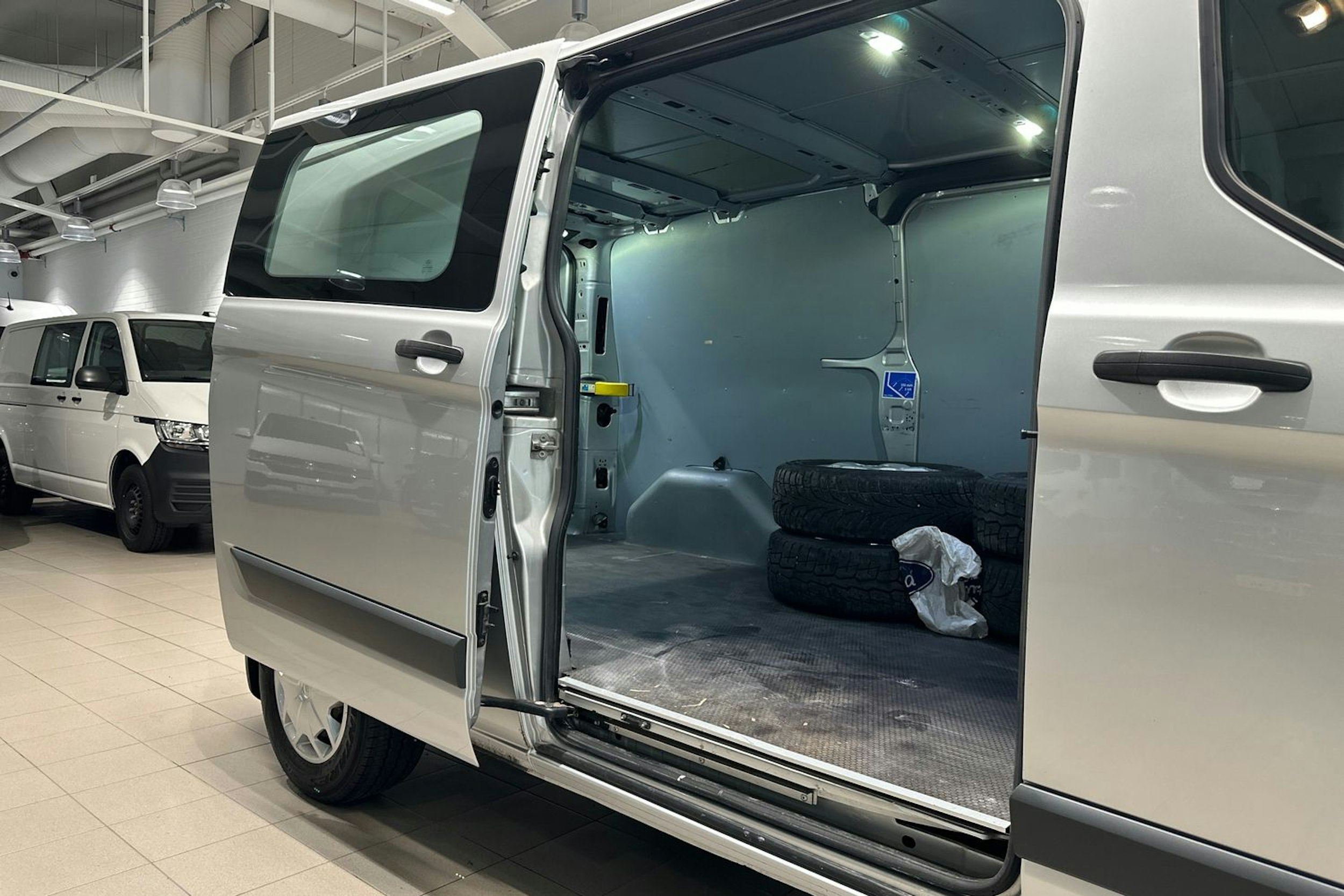 Harmaa Ford Transit Custom 2017 kuva 27.