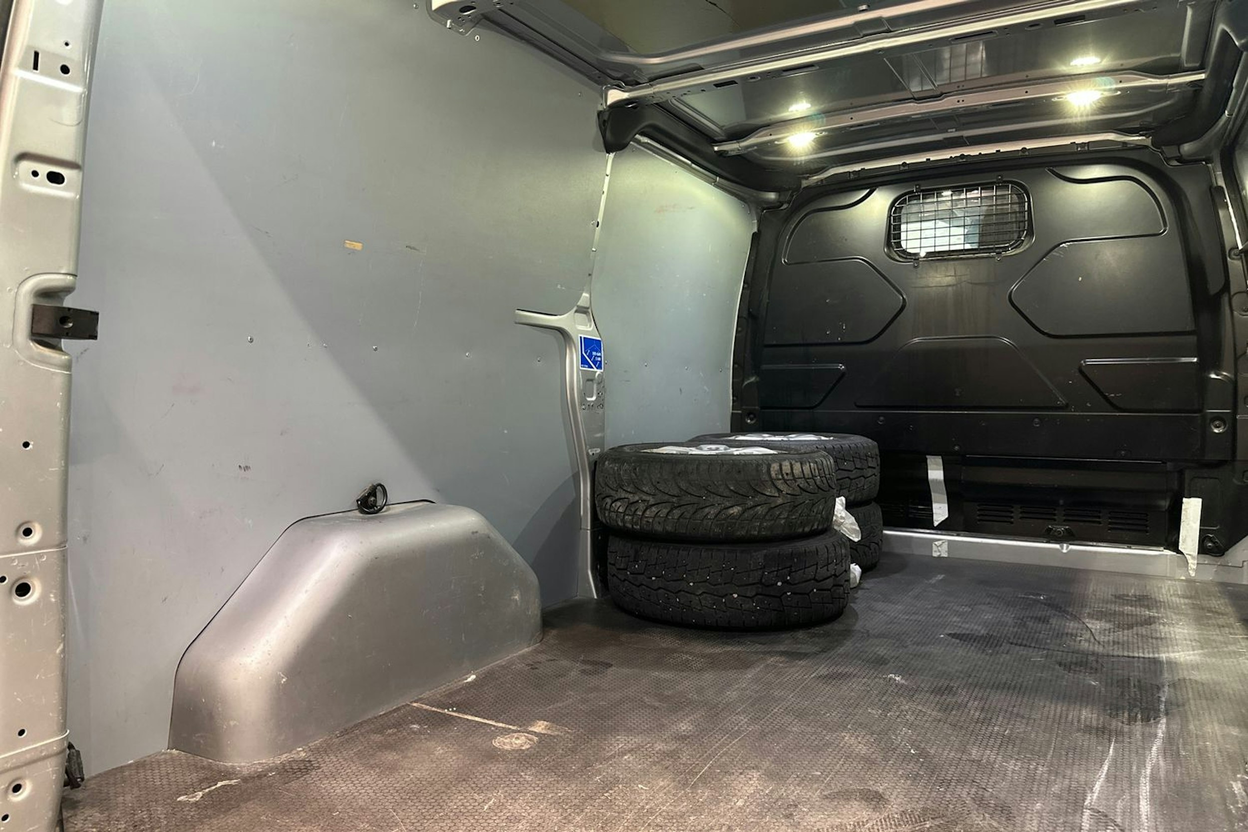 Harmaa Ford Transit Custom 2017 kuva 32.