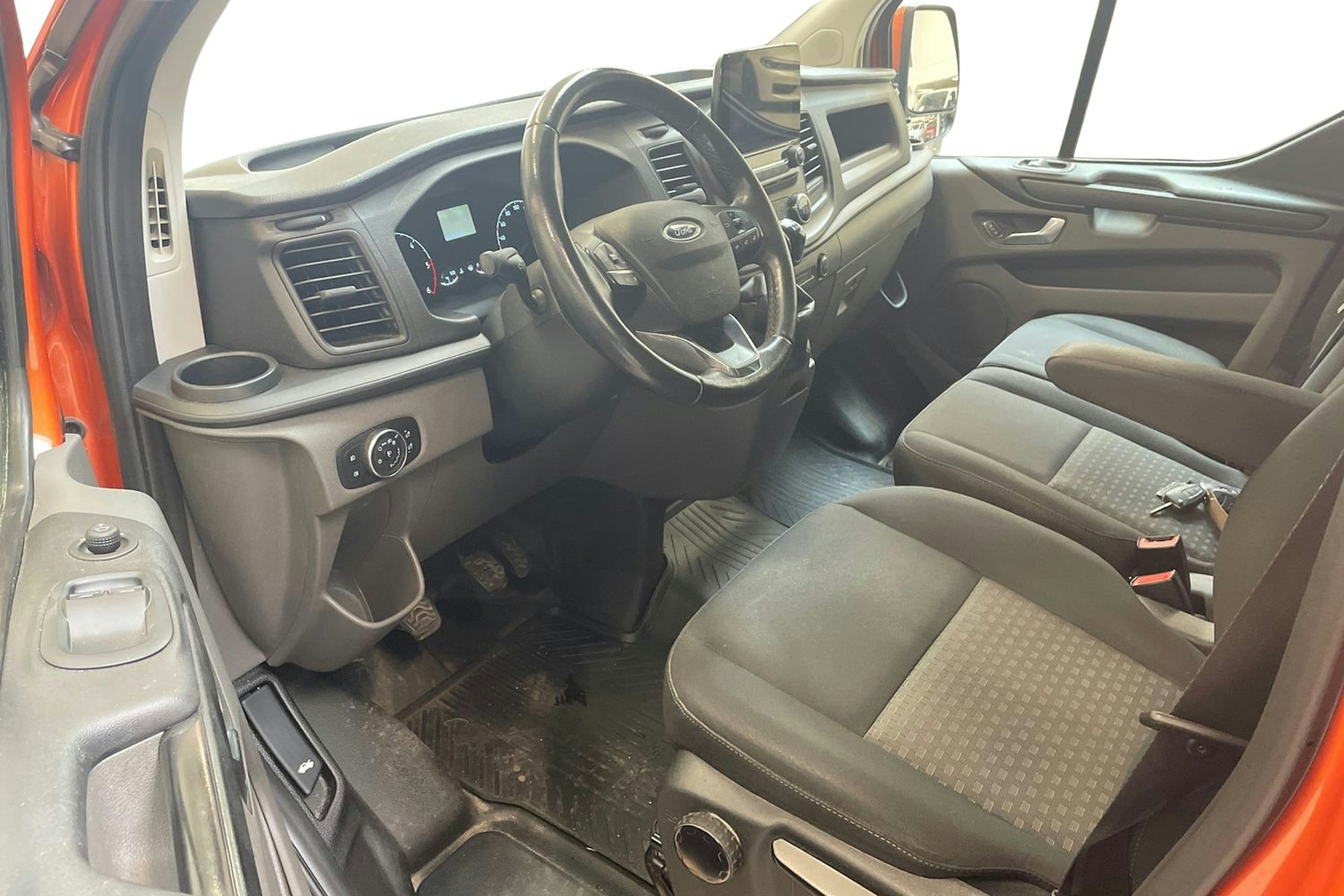 oranssi Ford Transit Custom 2018 kuva 3.