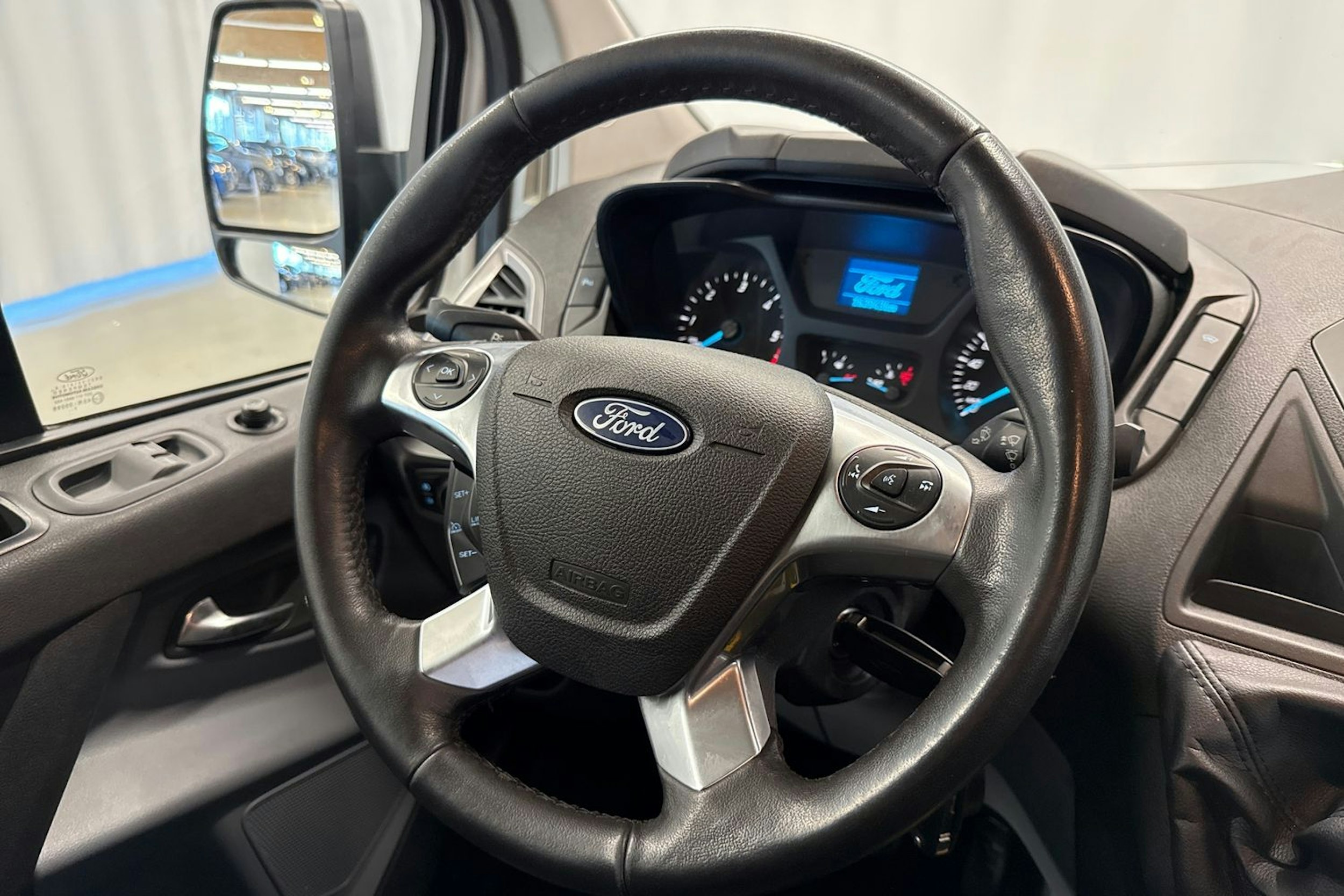 valkoinen Ford Transit Custom 2018 kuva 10.