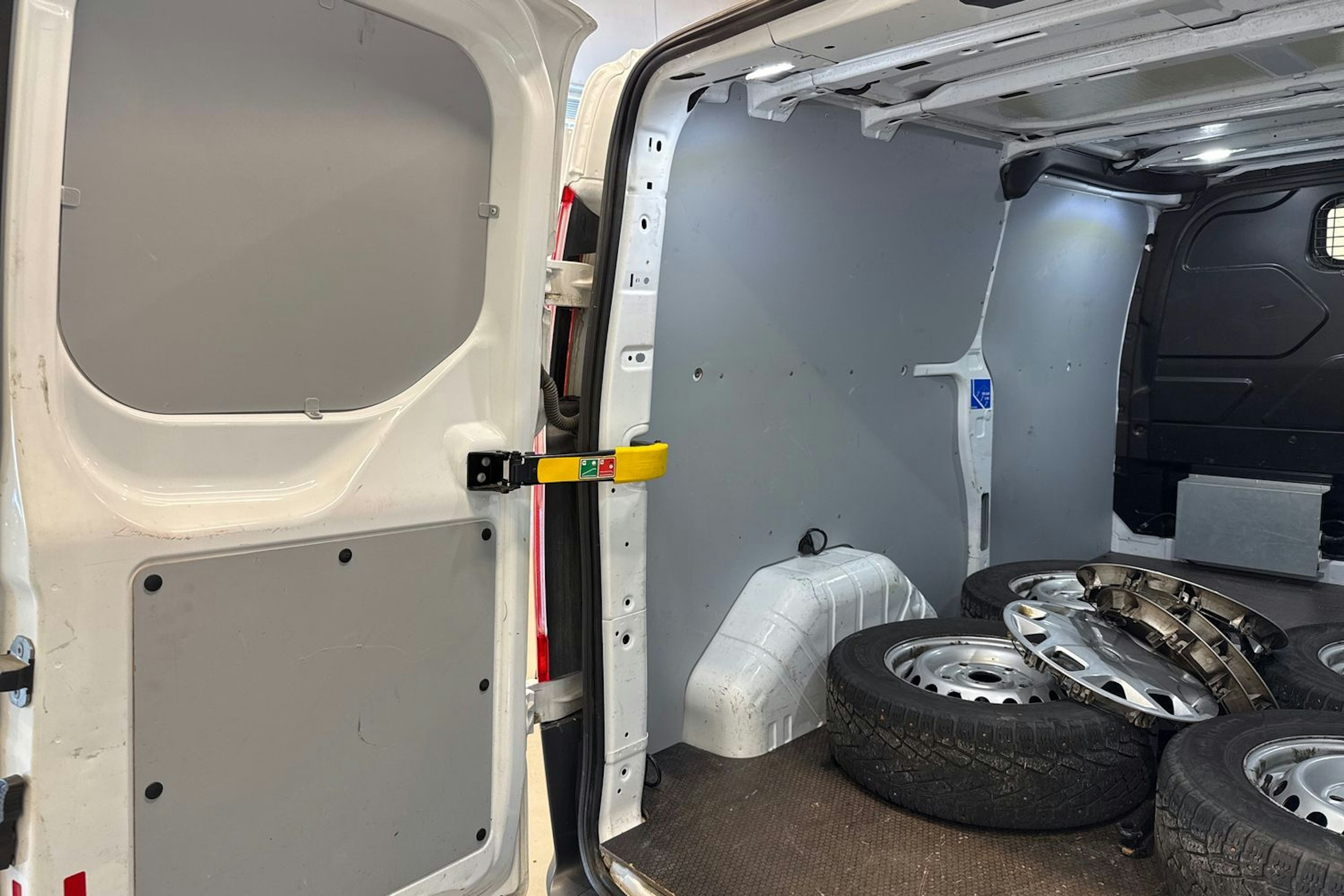 valkoinen Ford Transit Custom 2018 kuva 20.