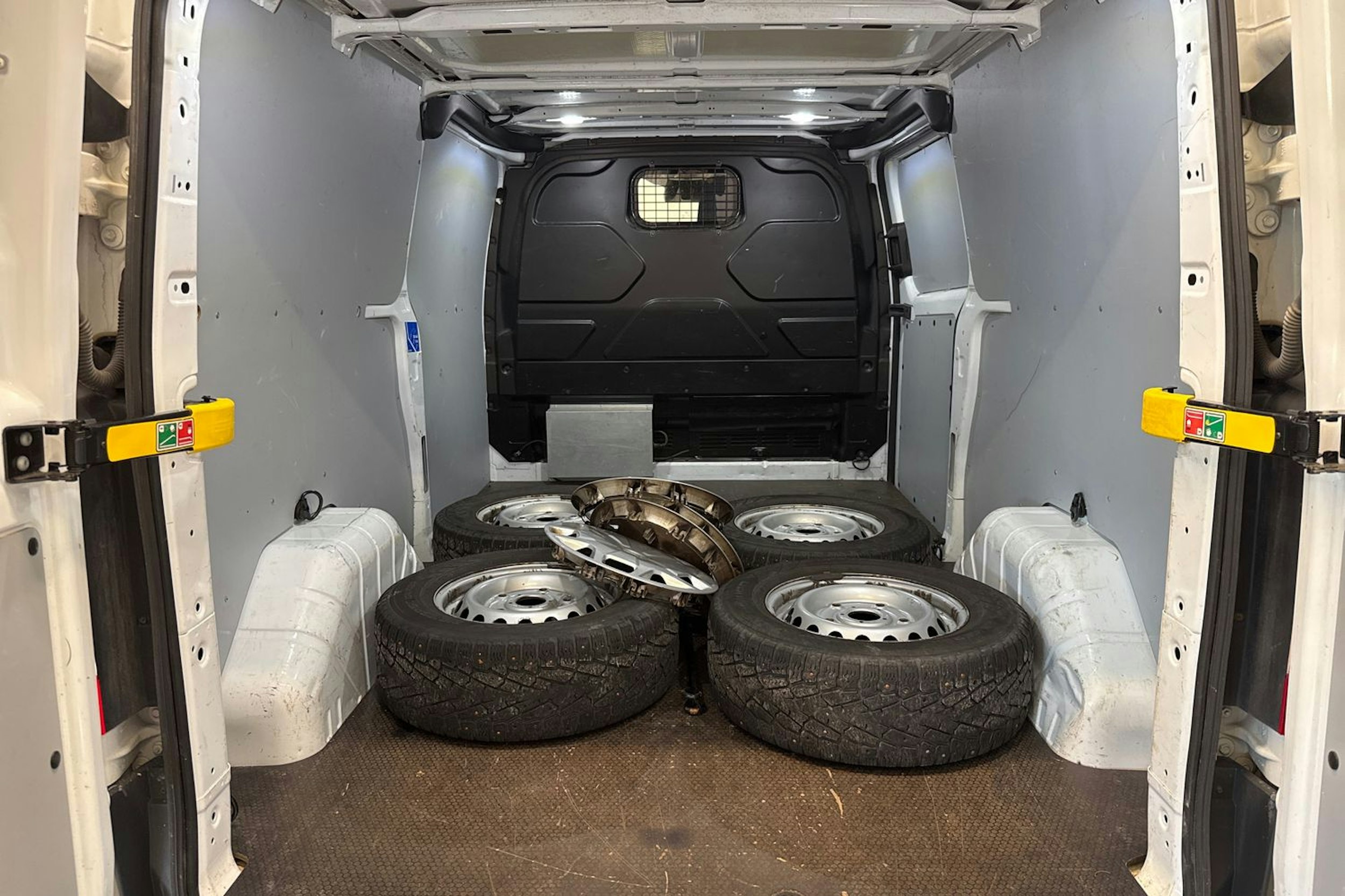 valkoinen Ford Transit Custom 2018 kuva 21.