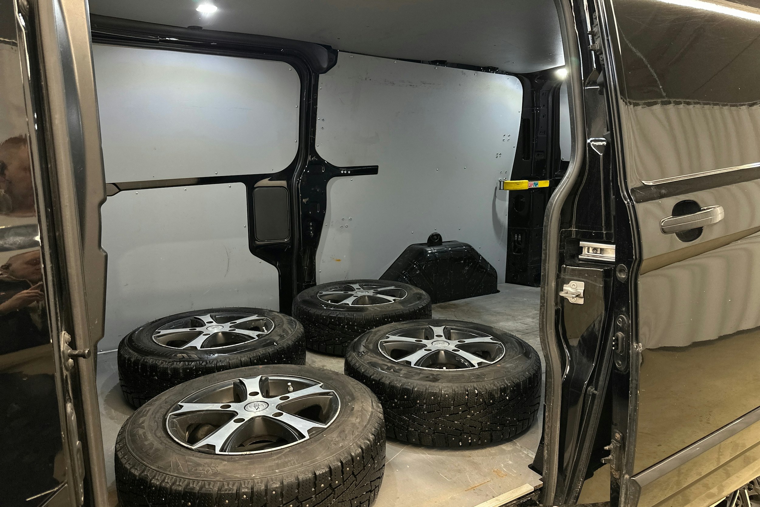 musta Ford Transit Custom 2018 kuva 20.