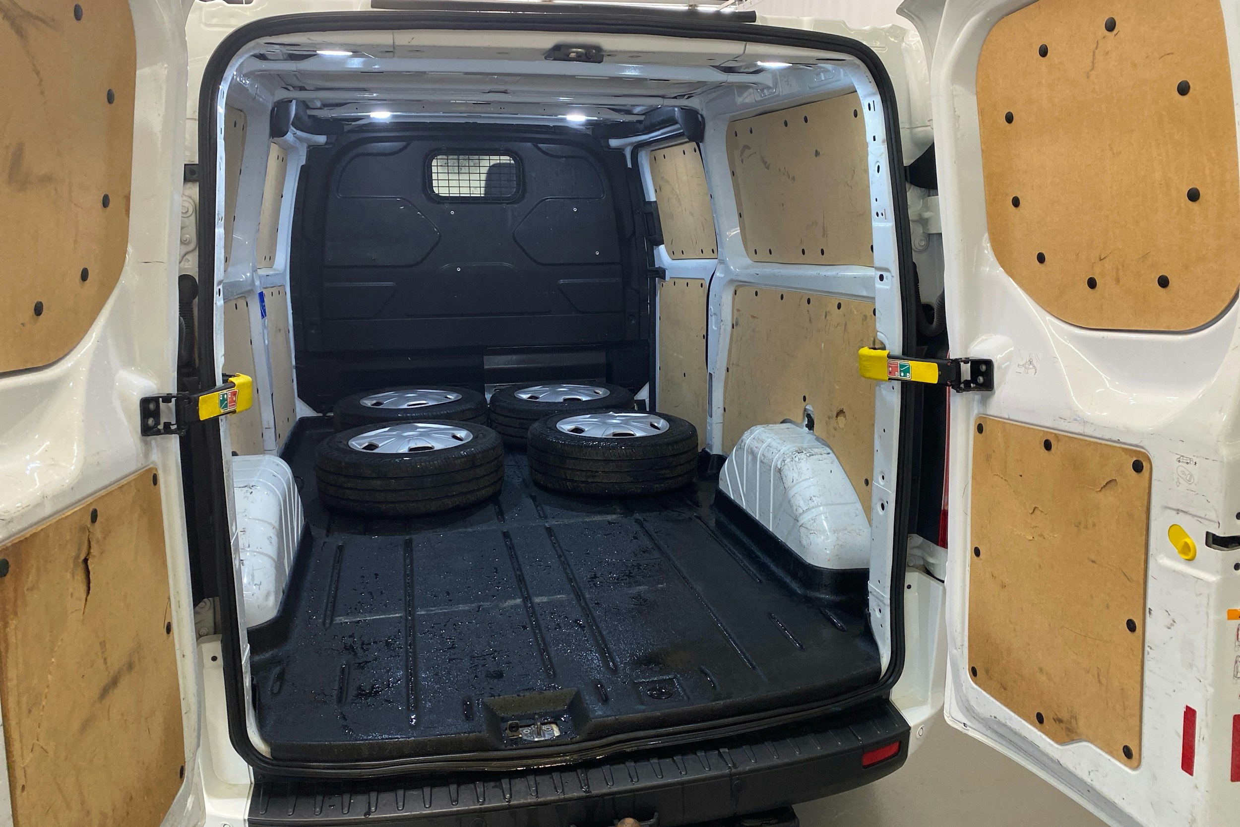 valkoinen Ford Transit Custom 2018 kuva 19.