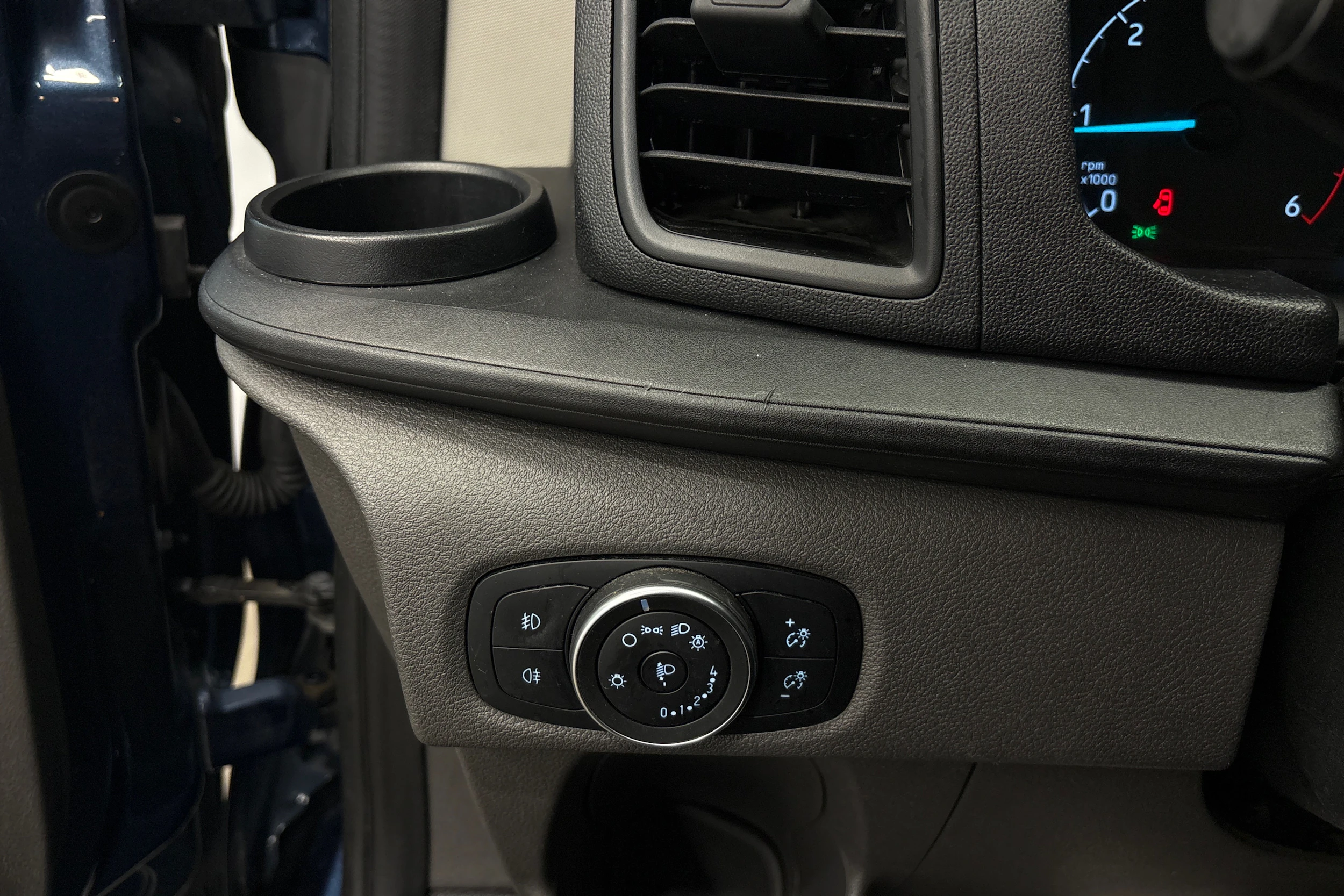 sininen Ford Transit Custom 2018 kuva 22.