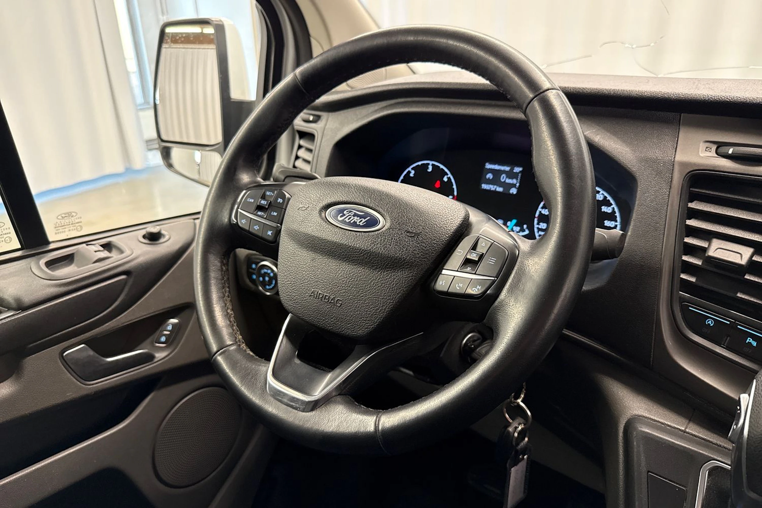 valkoinen Ford Transit Custom 2018 kuva 10.