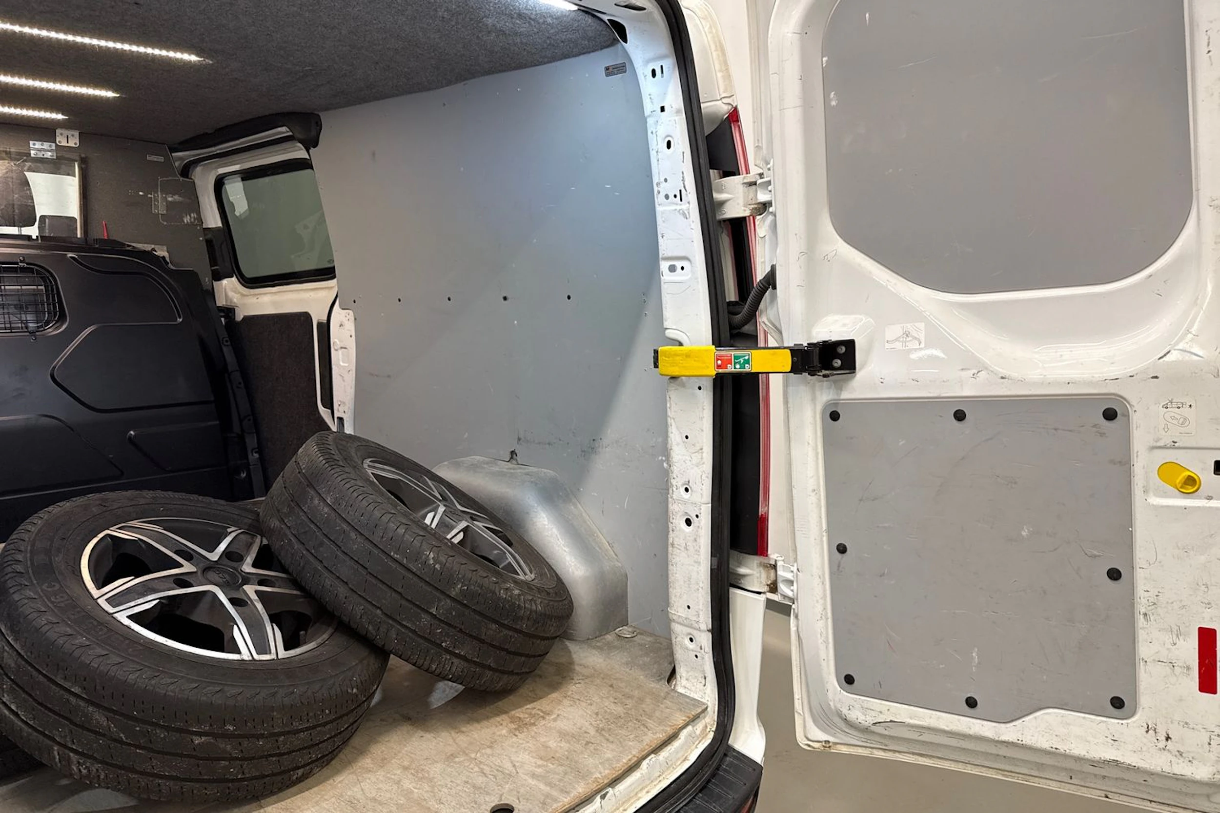 valkoinen Ford Transit Custom 2018 kuva 21.