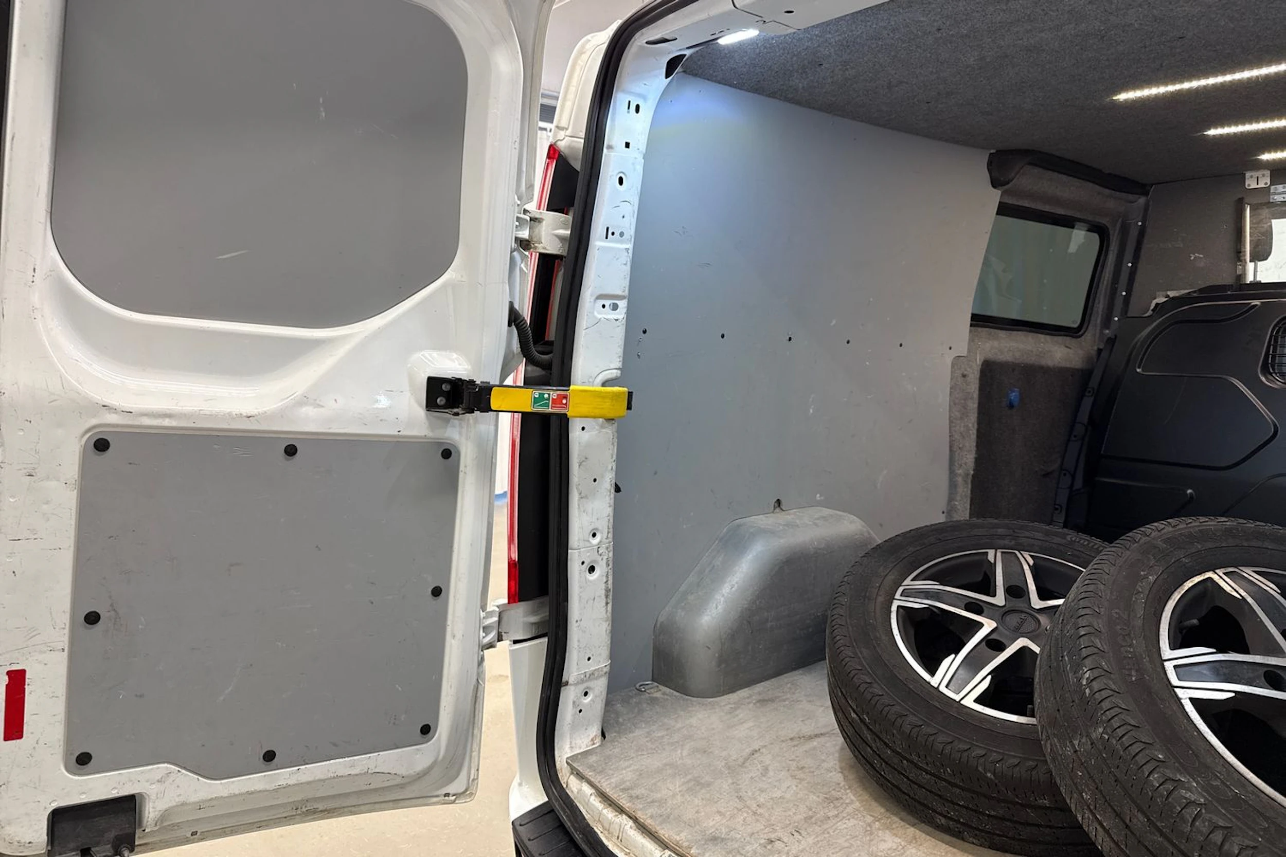 valkoinen Ford Transit Custom 2018 kuva 23.