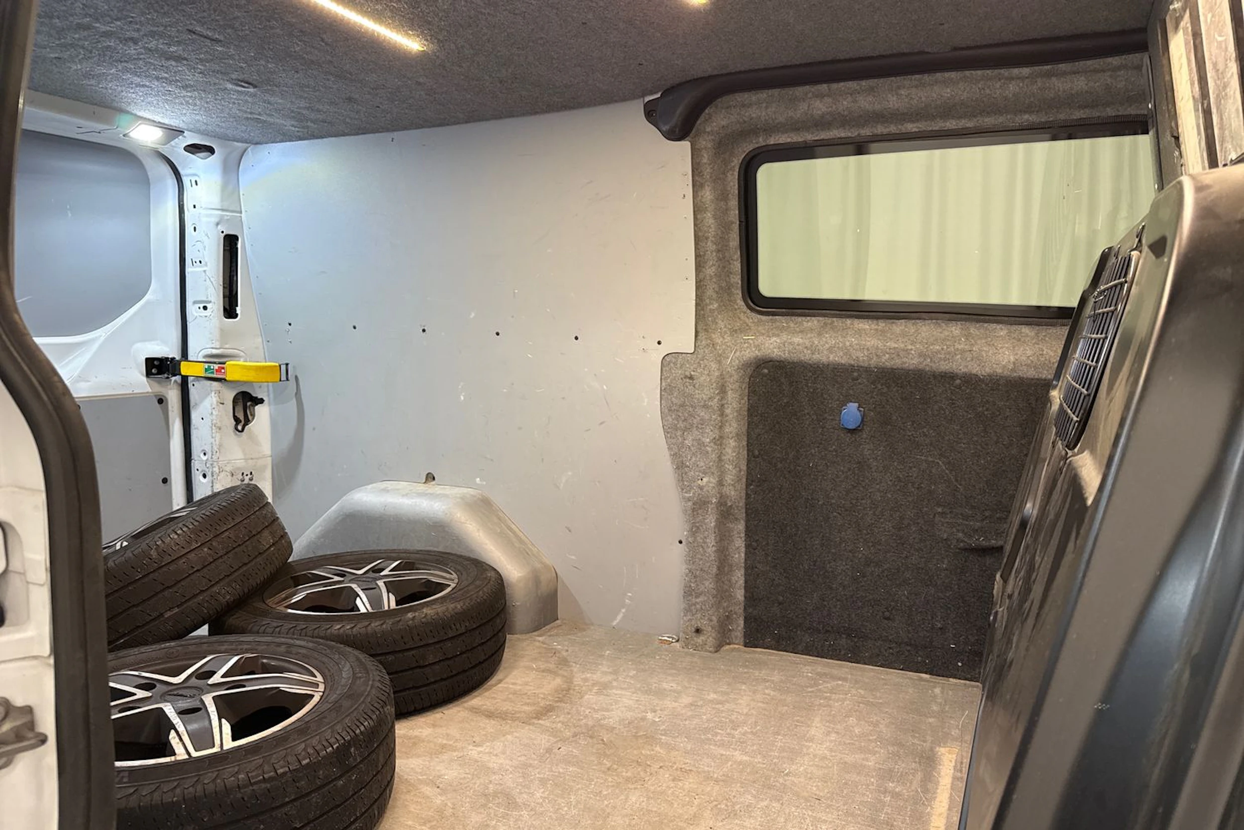 valkoinen Ford Transit Custom 2018 kuva 24.