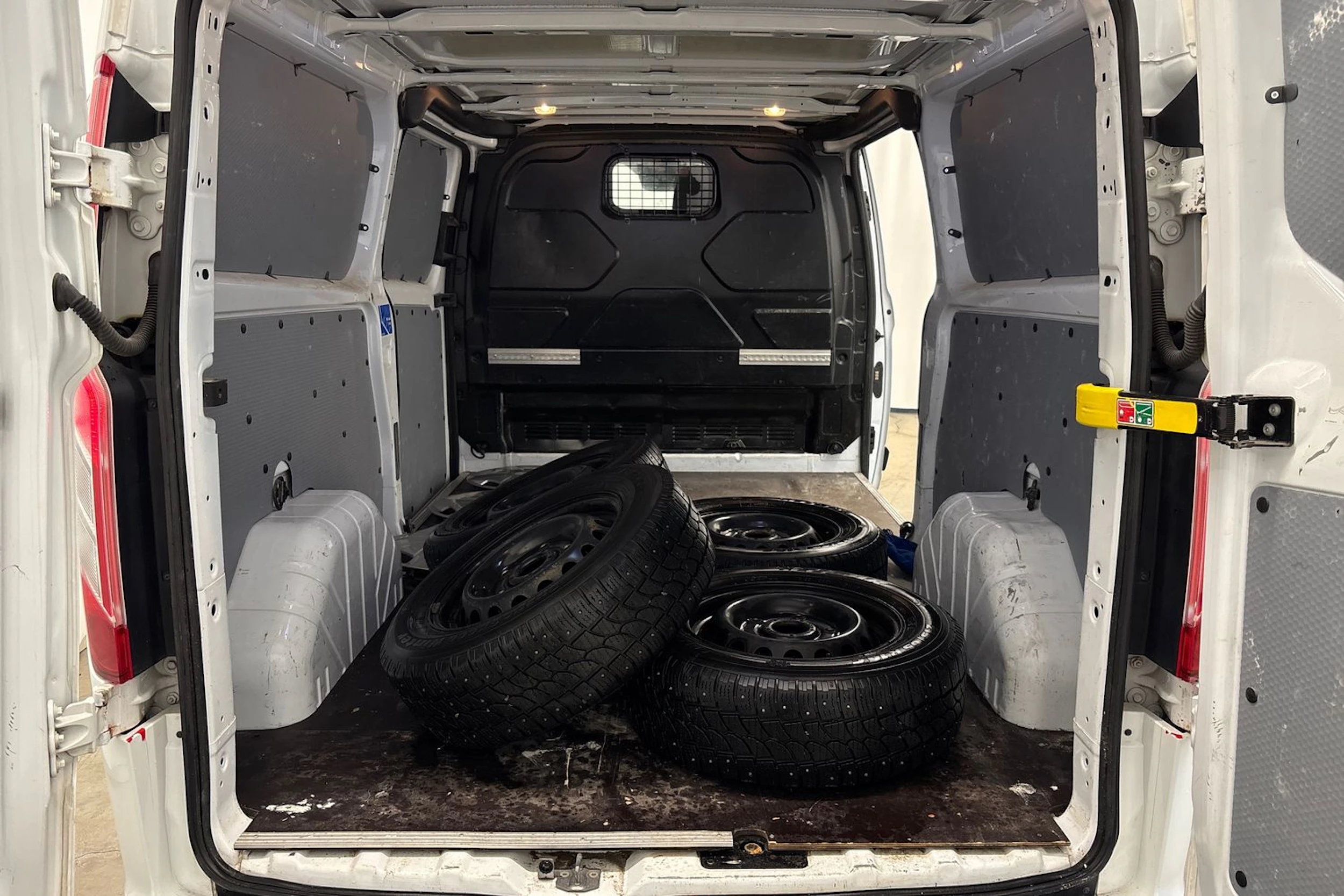 valkoinen Ford Transit Custom 2018 kuva 22.