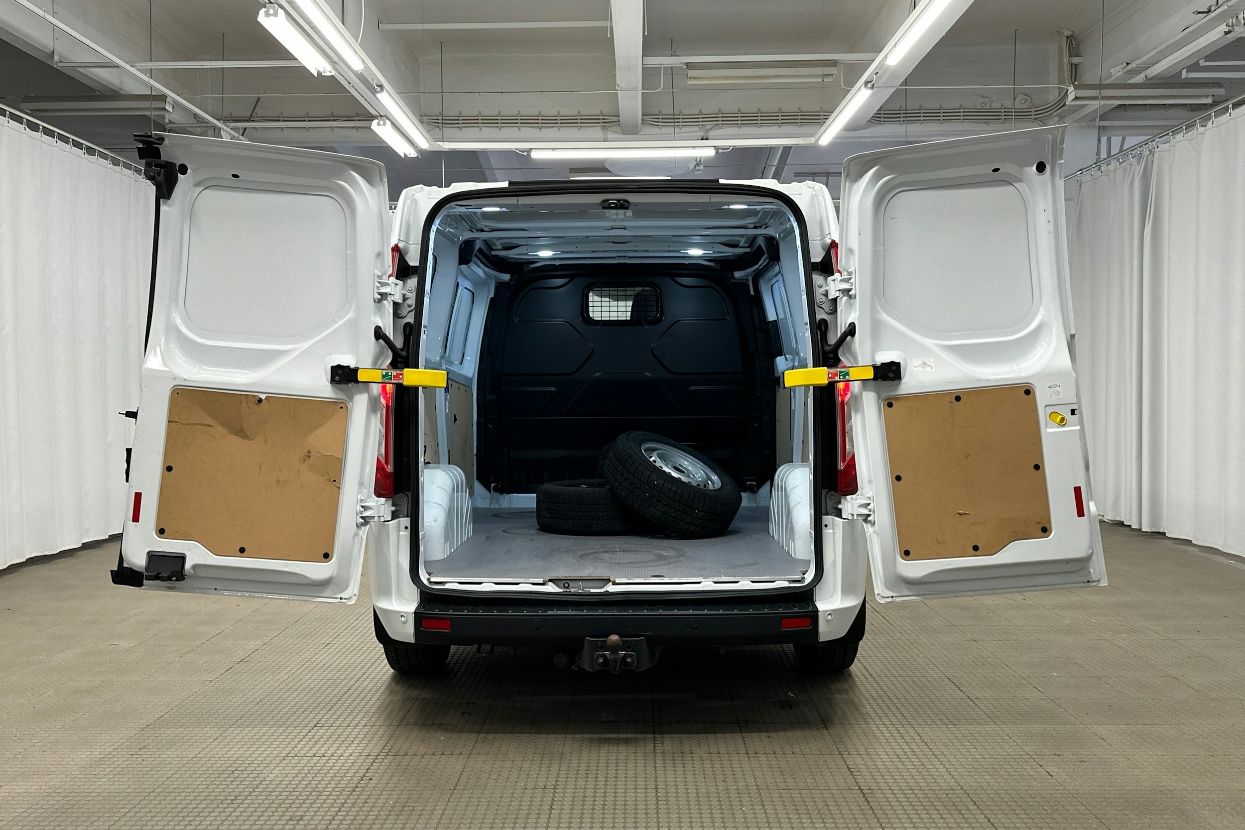 valkoinen Ford Transit Custom 2018 kuva 10.