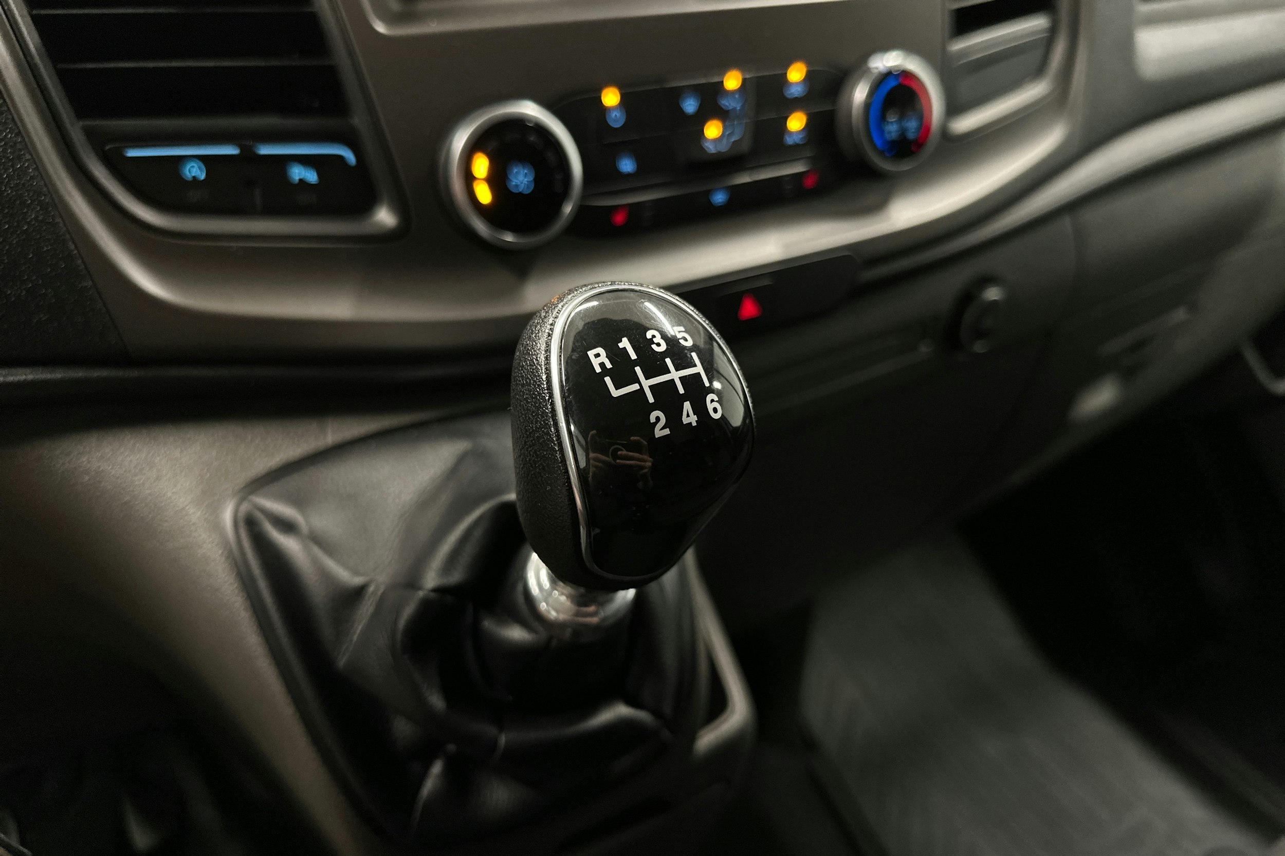 valkoinen Ford Transit Custom 2018 kuva 22.