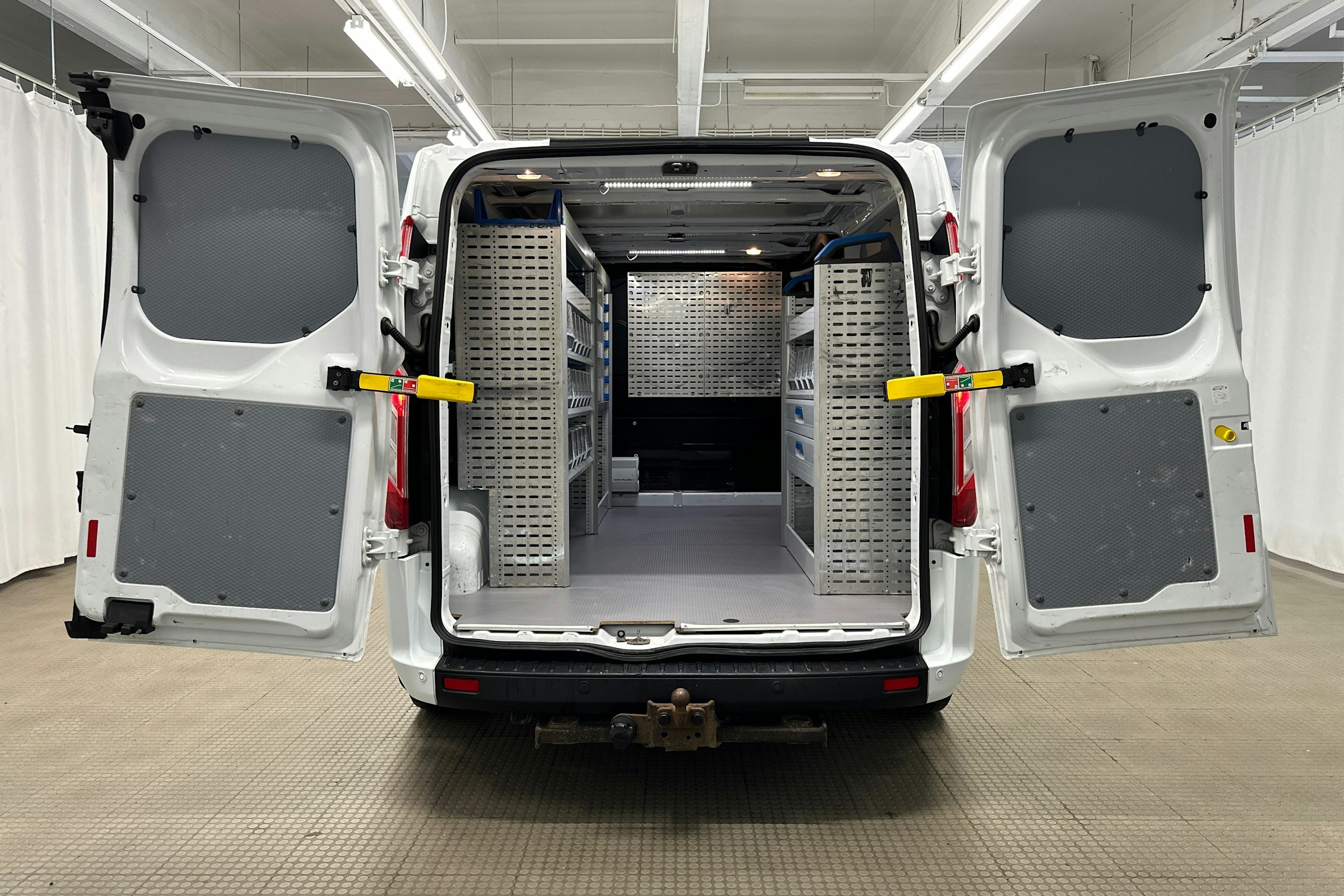 valkoinen Ford Transit Custom 2018 kuva 9.