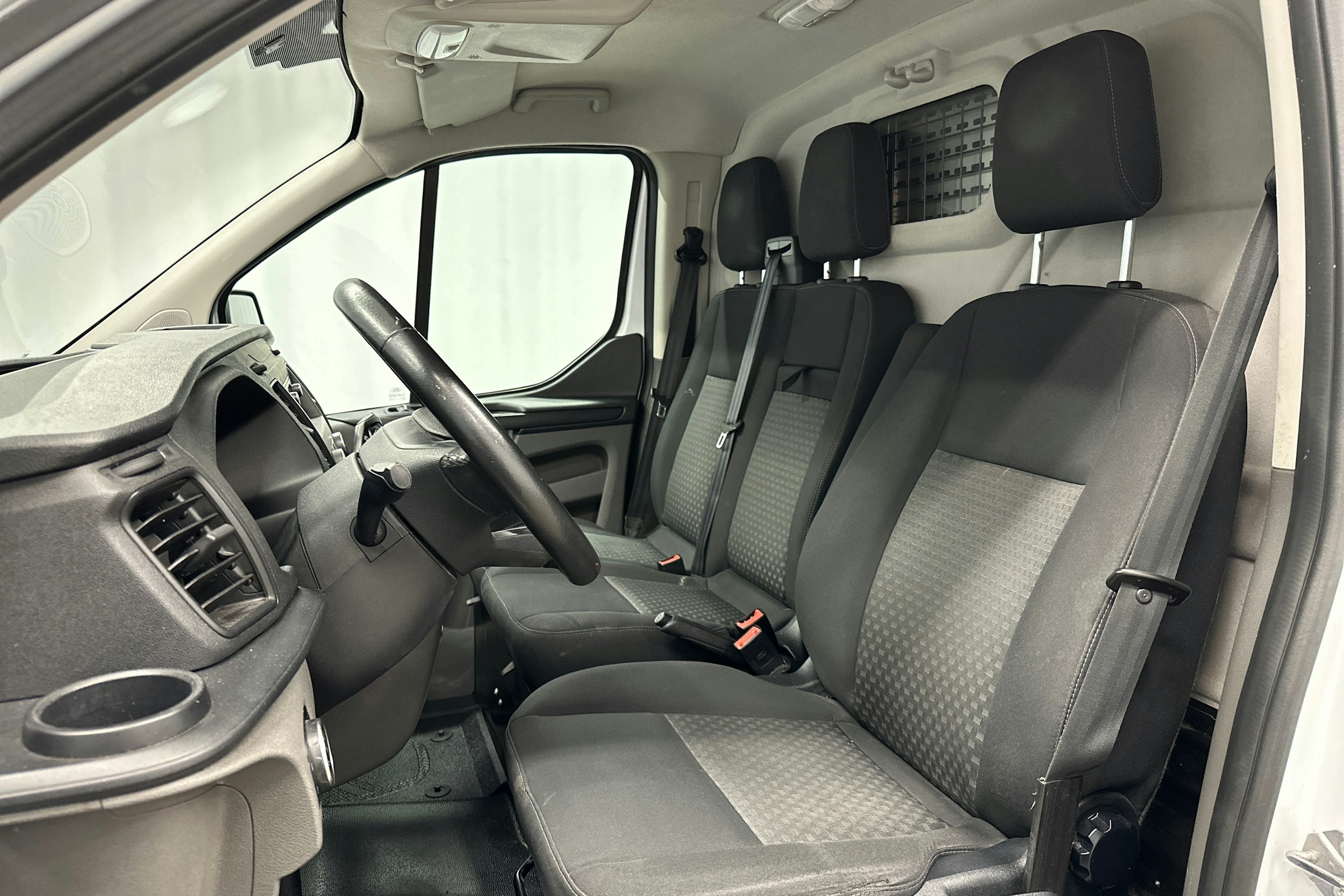 valkoinen Ford Transit Custom 2018 kuva 13.