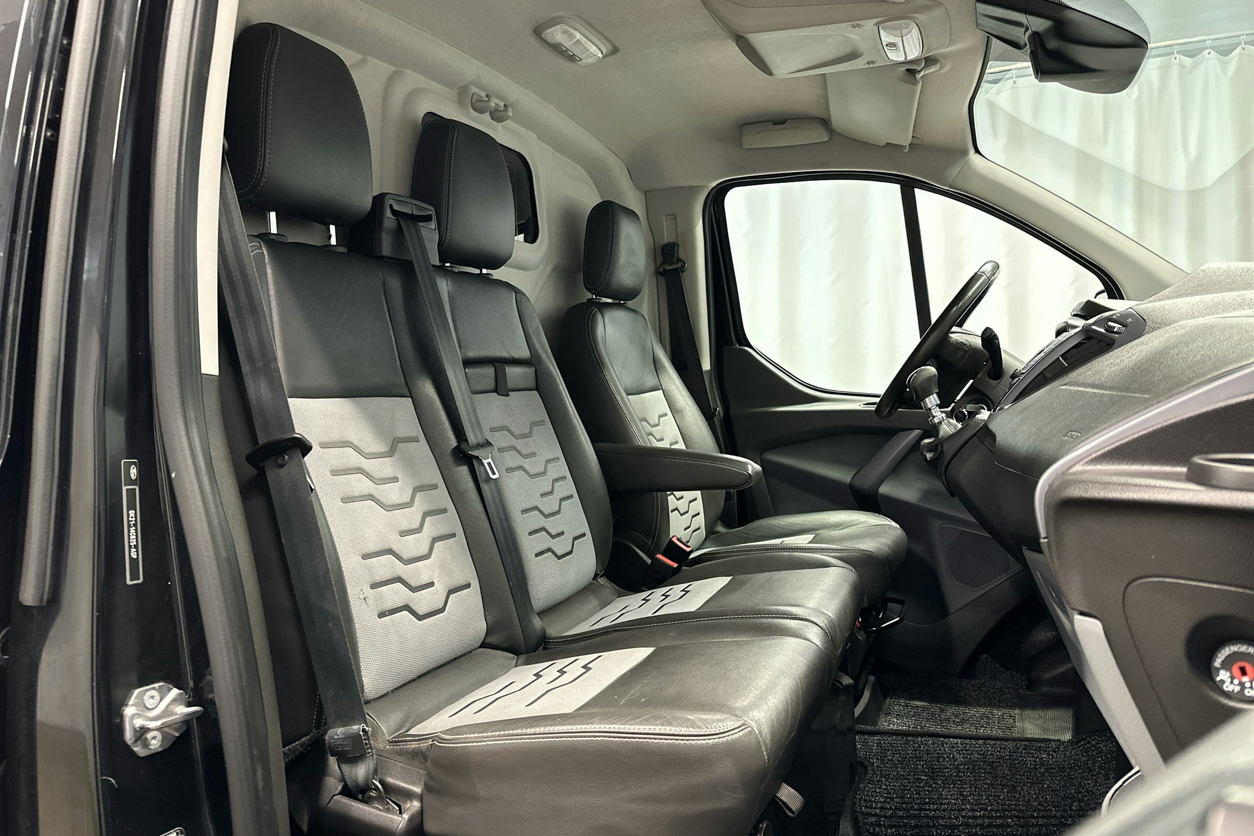 musta Ford Transit Custom 2018 kuva 6.