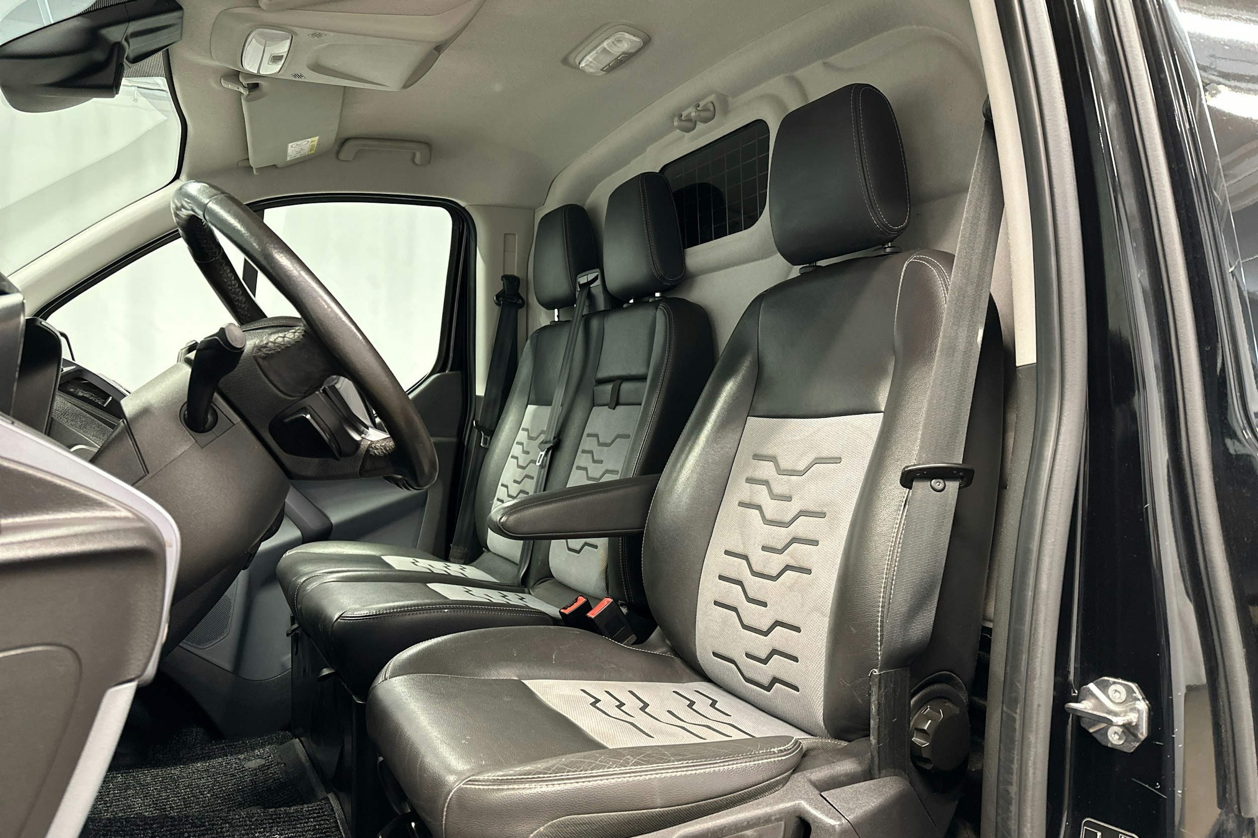 musta Ford Transit Custom 2018 kuva 8.