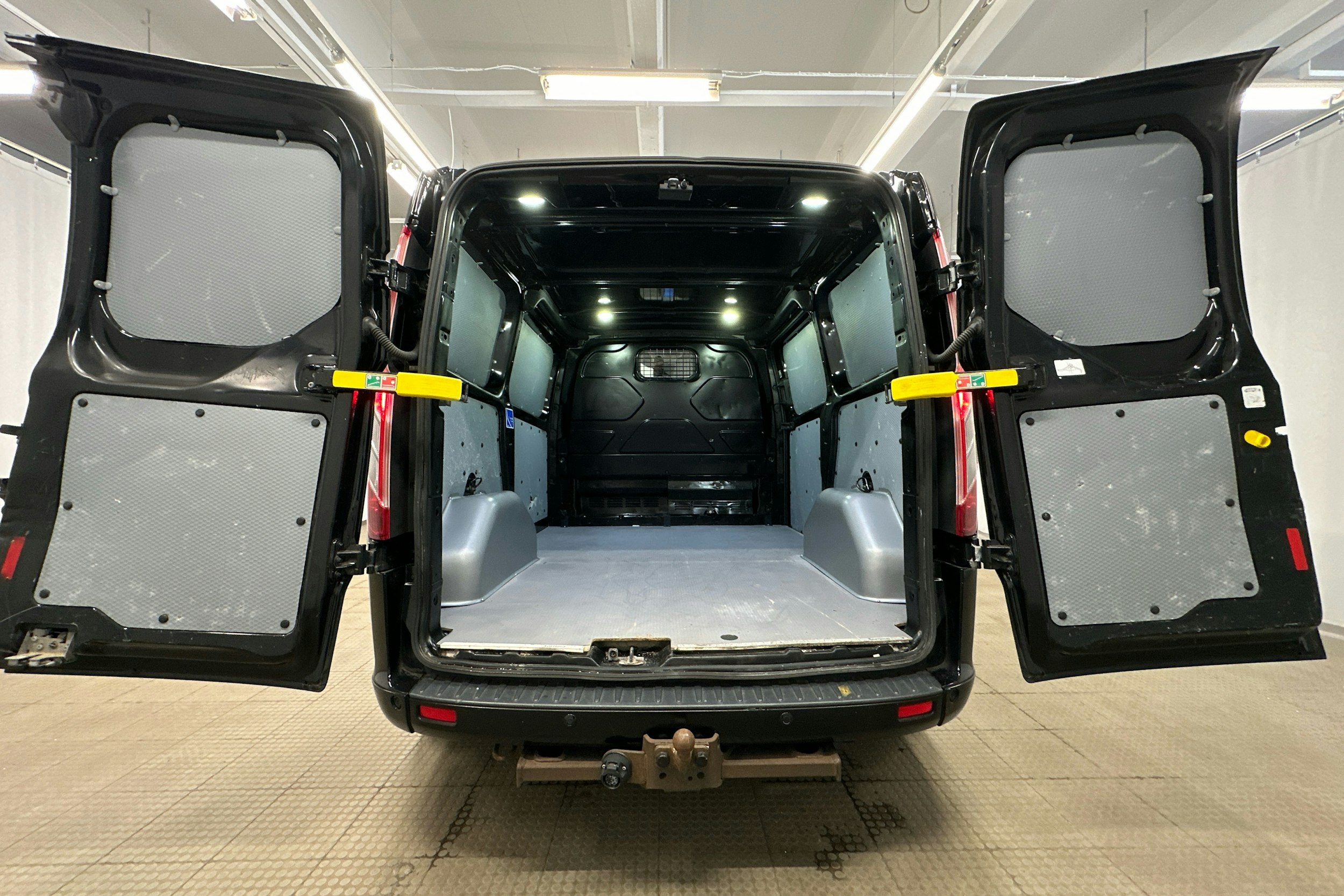 musta Ford Transit Custom 2018 kuva 21.