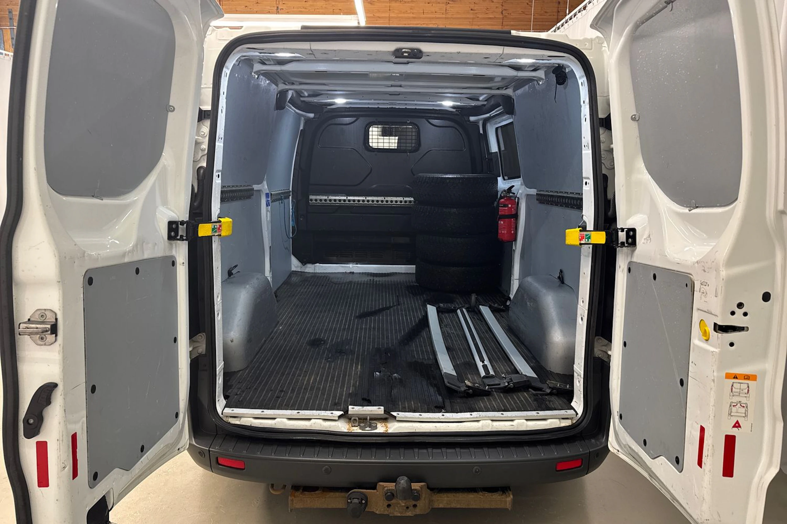 valkoinen Ford Transit Custom 2018 kuva 22.