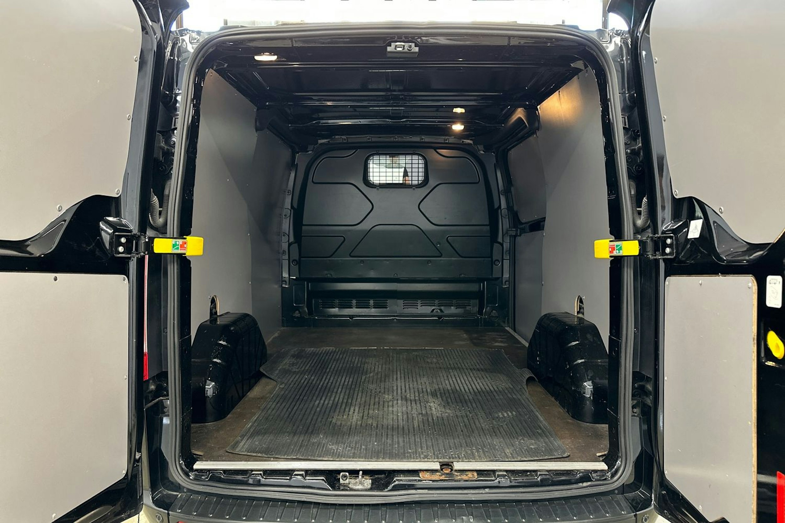 musta Ford Transit Custom 2019 kuva 21.