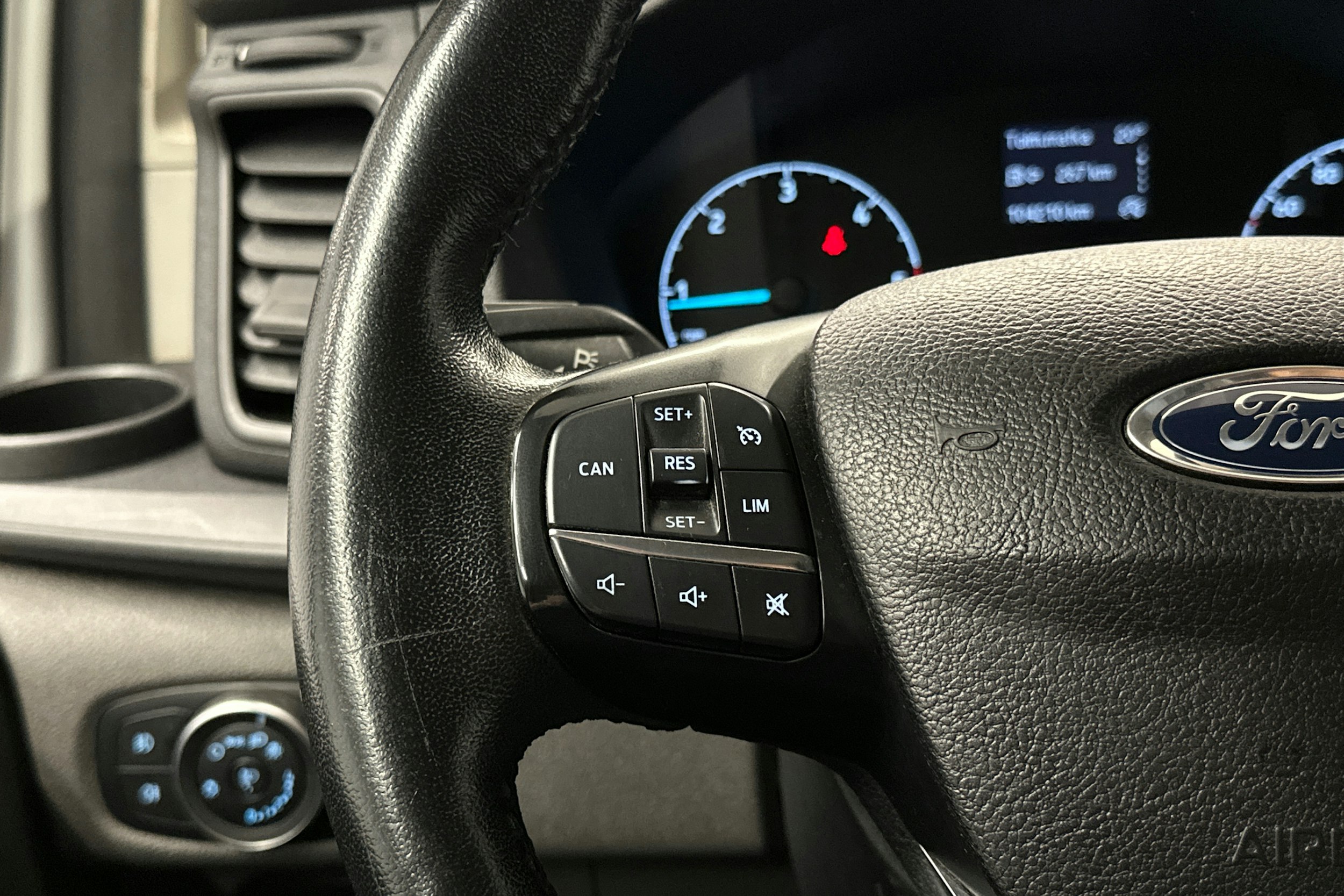 valkoinen Ford Transit Custom 2019 kuva 11.