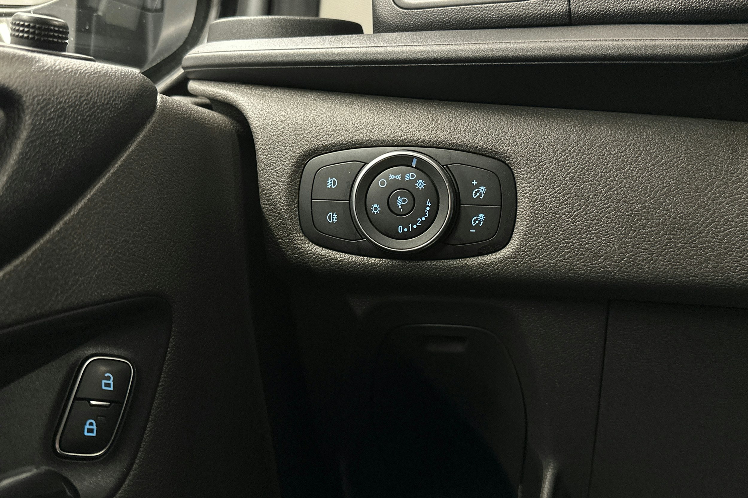 valkoinen Ford Transit Custom 2019 kuva 14.