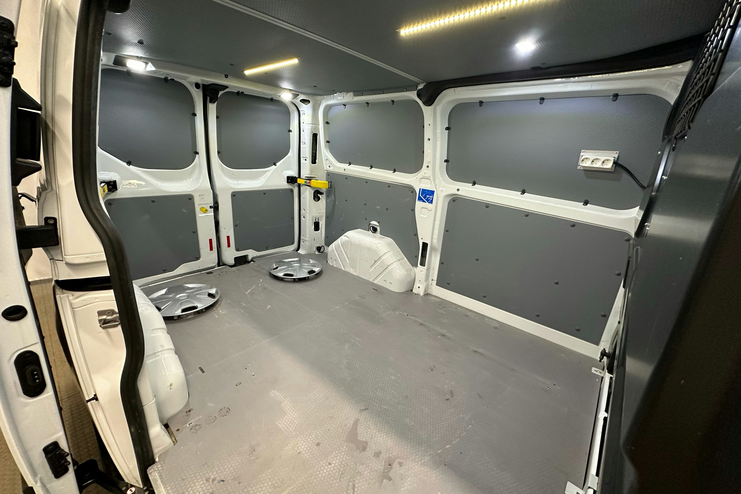 valkoinen Ford Transit Custom 2019 kuva 21.