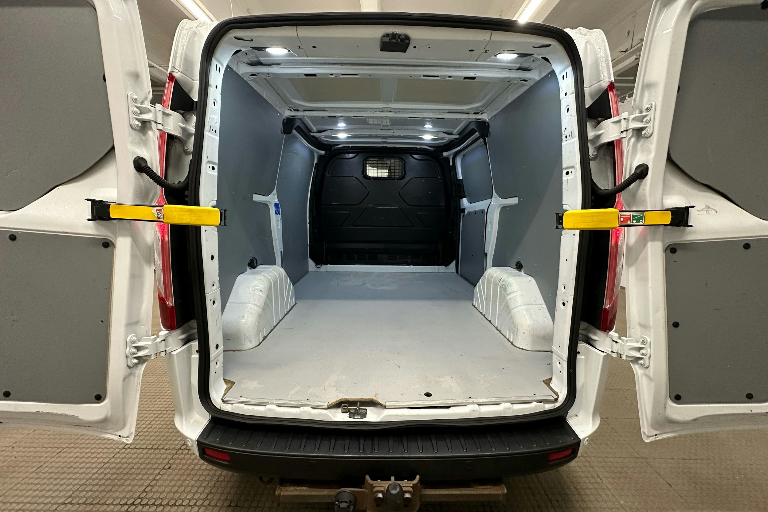 valkoinen Ford Transit Custom 2019 kuva 18.