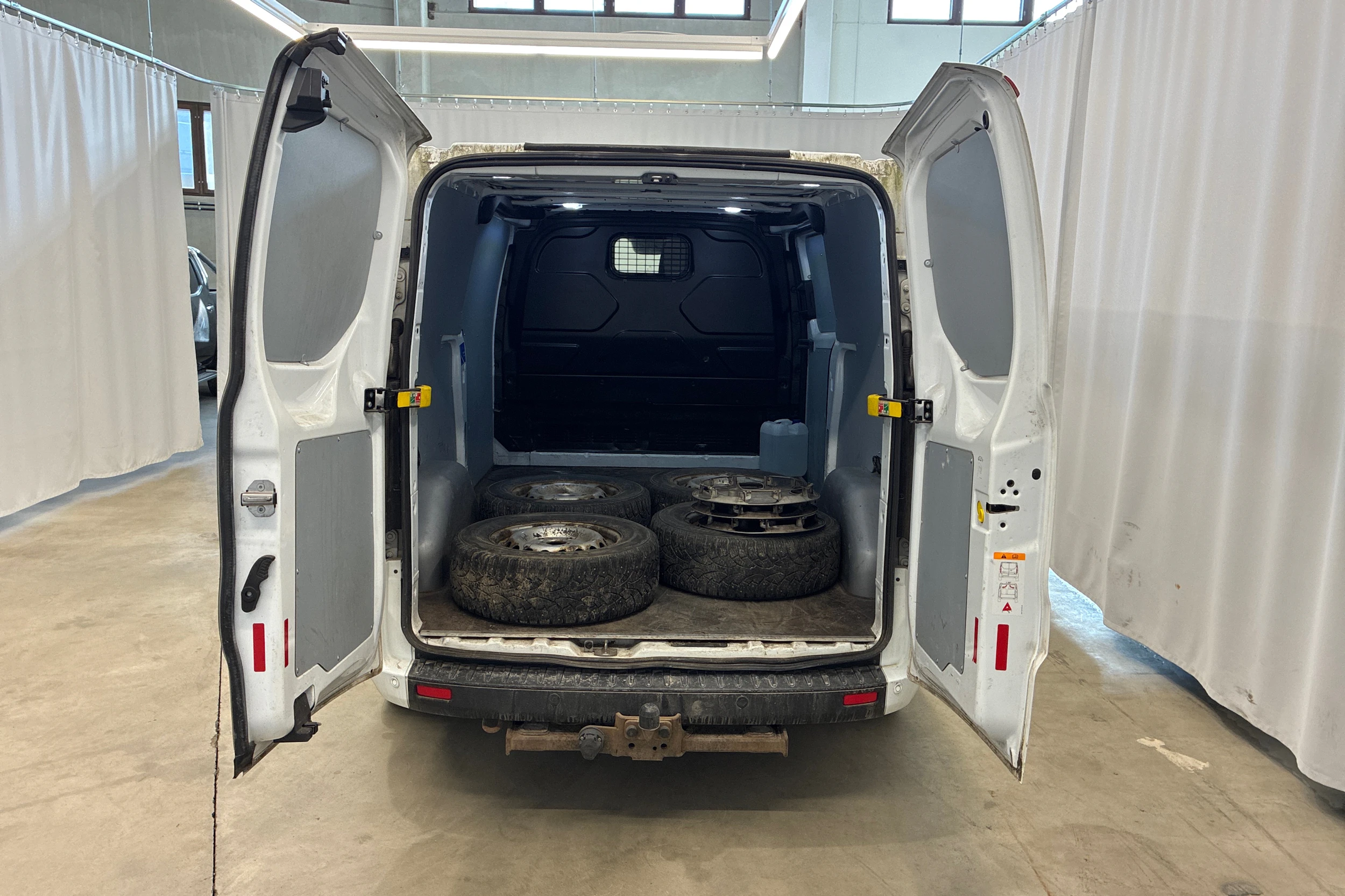 valkoinen Ford Transit Custom 2019 kuva 4.