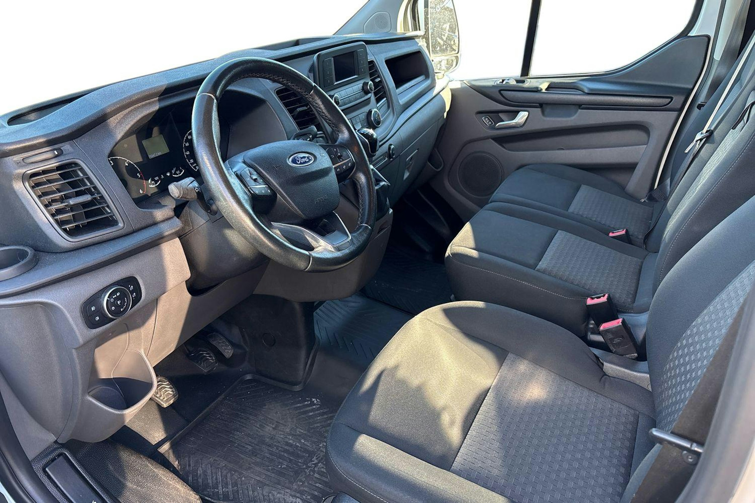 Valkoinen Ford Transit Custom 2019 kuva 3.