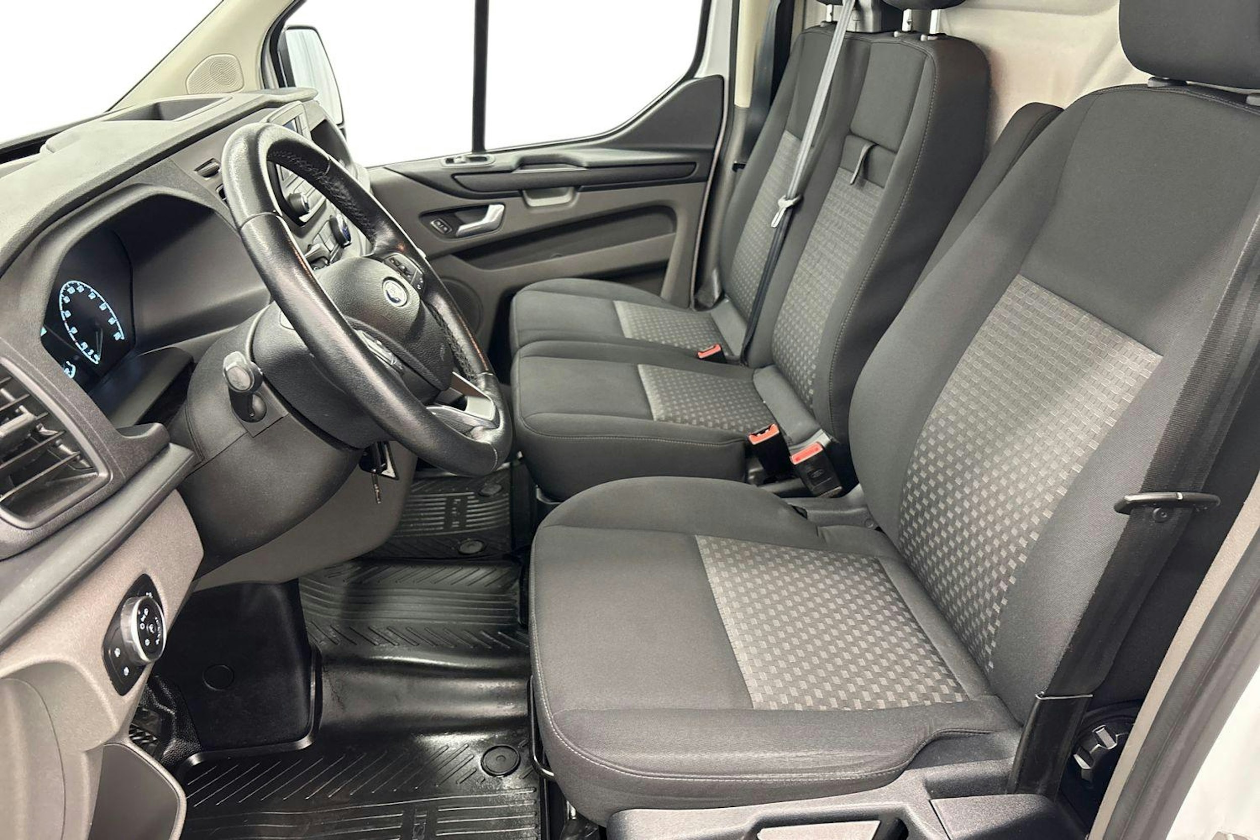 Valkoinen Ford Transit Custom 2019 kuva 7.