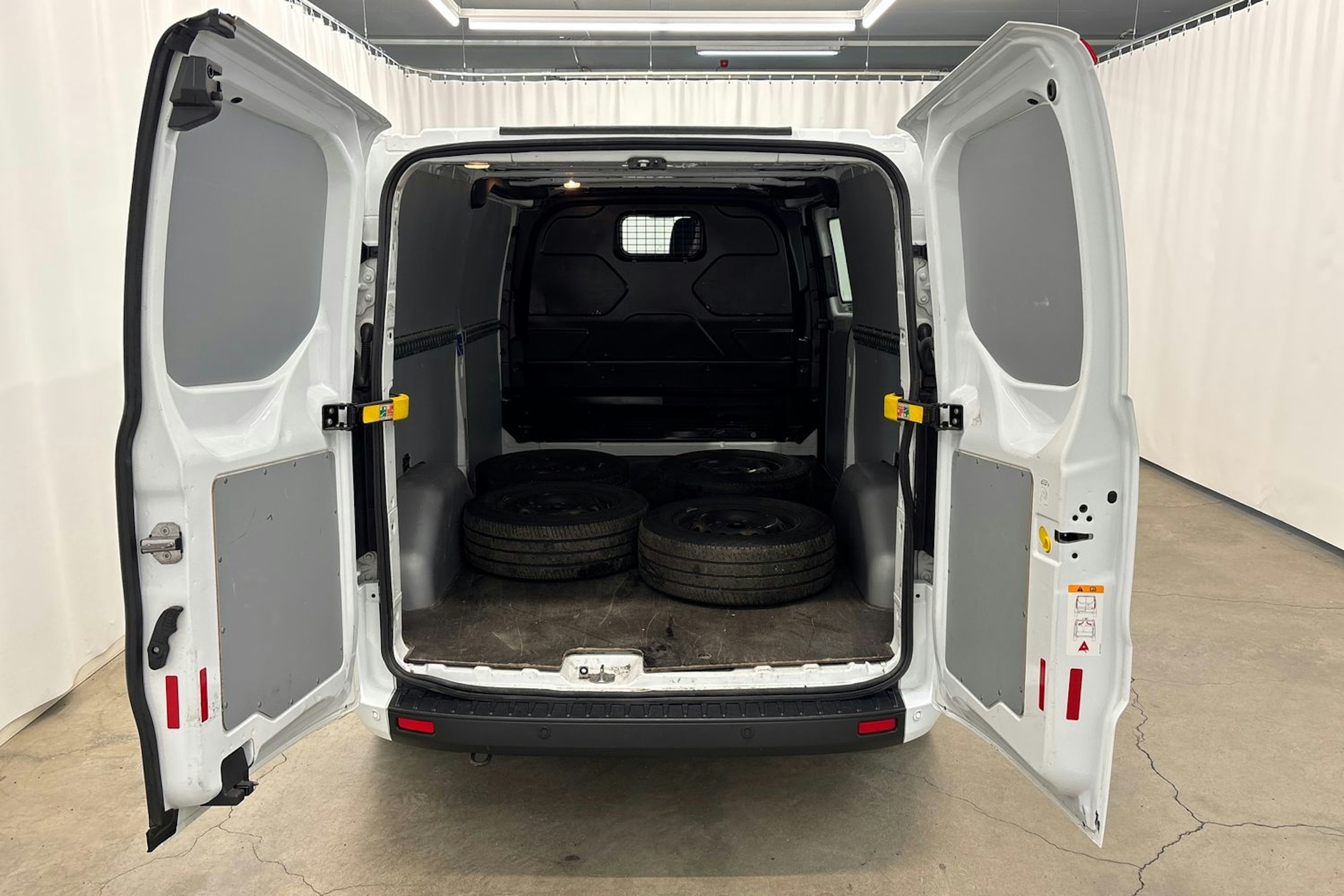 Valkoinen Ford Transit Custom 2019 kuva 14.