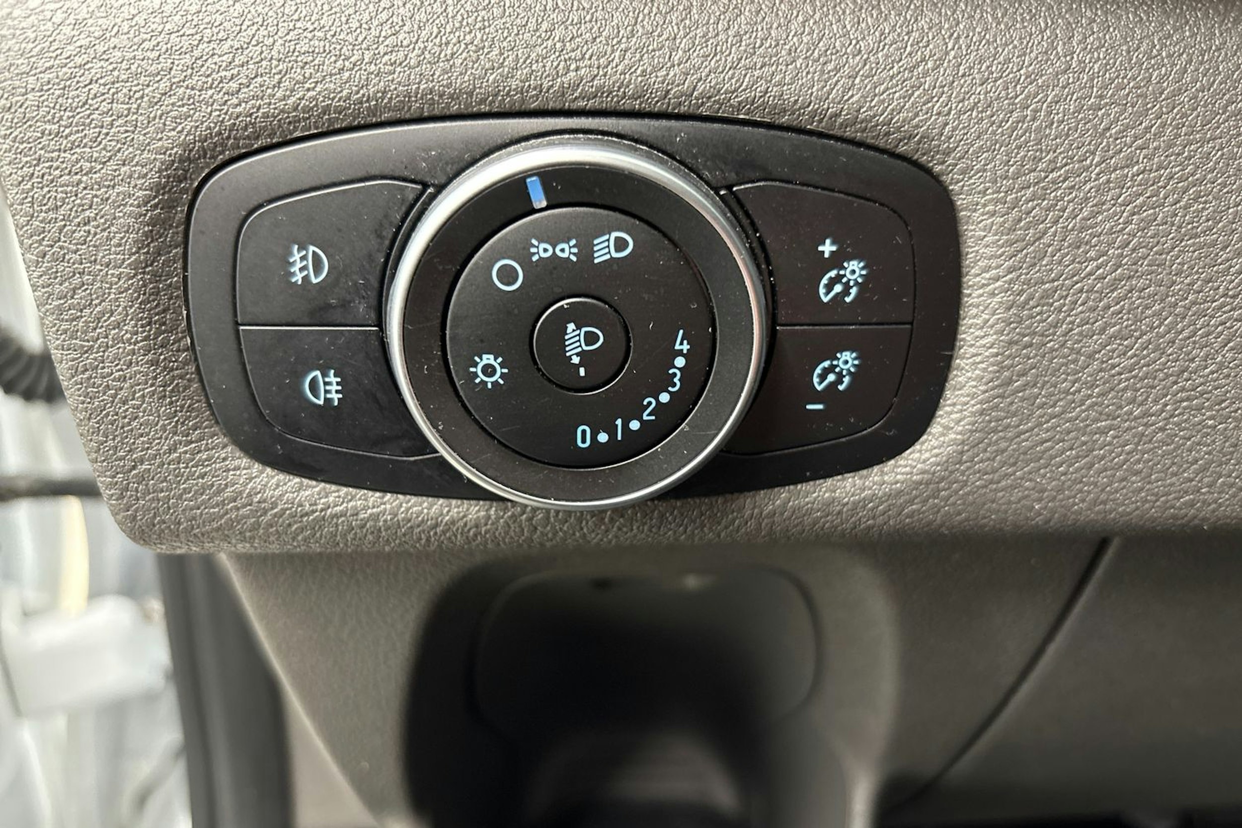 Valkoinen Ford Transit Custom 2019 kuva 16.