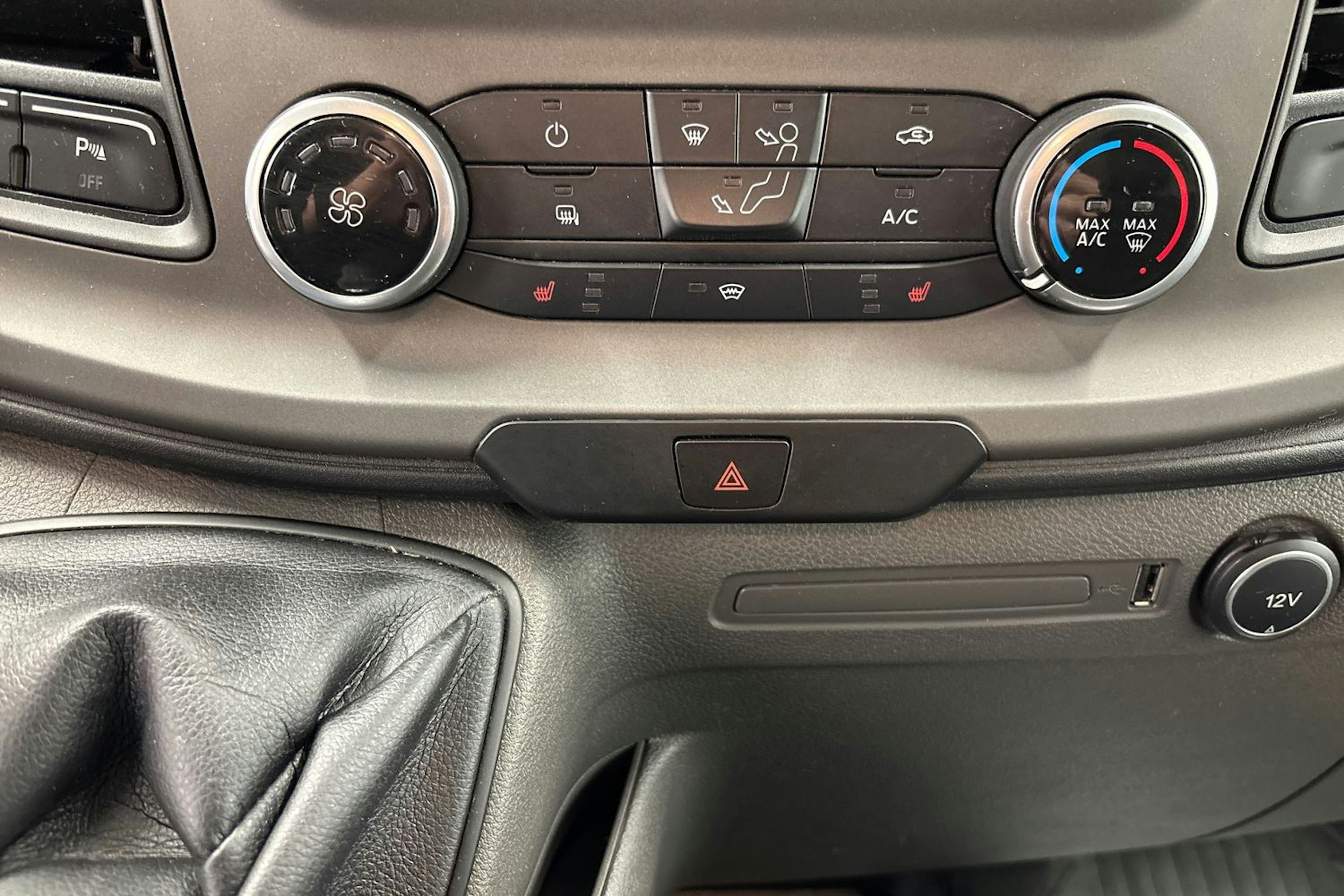 Valkoinen Ford Transit Custom 2019 kuva 20.