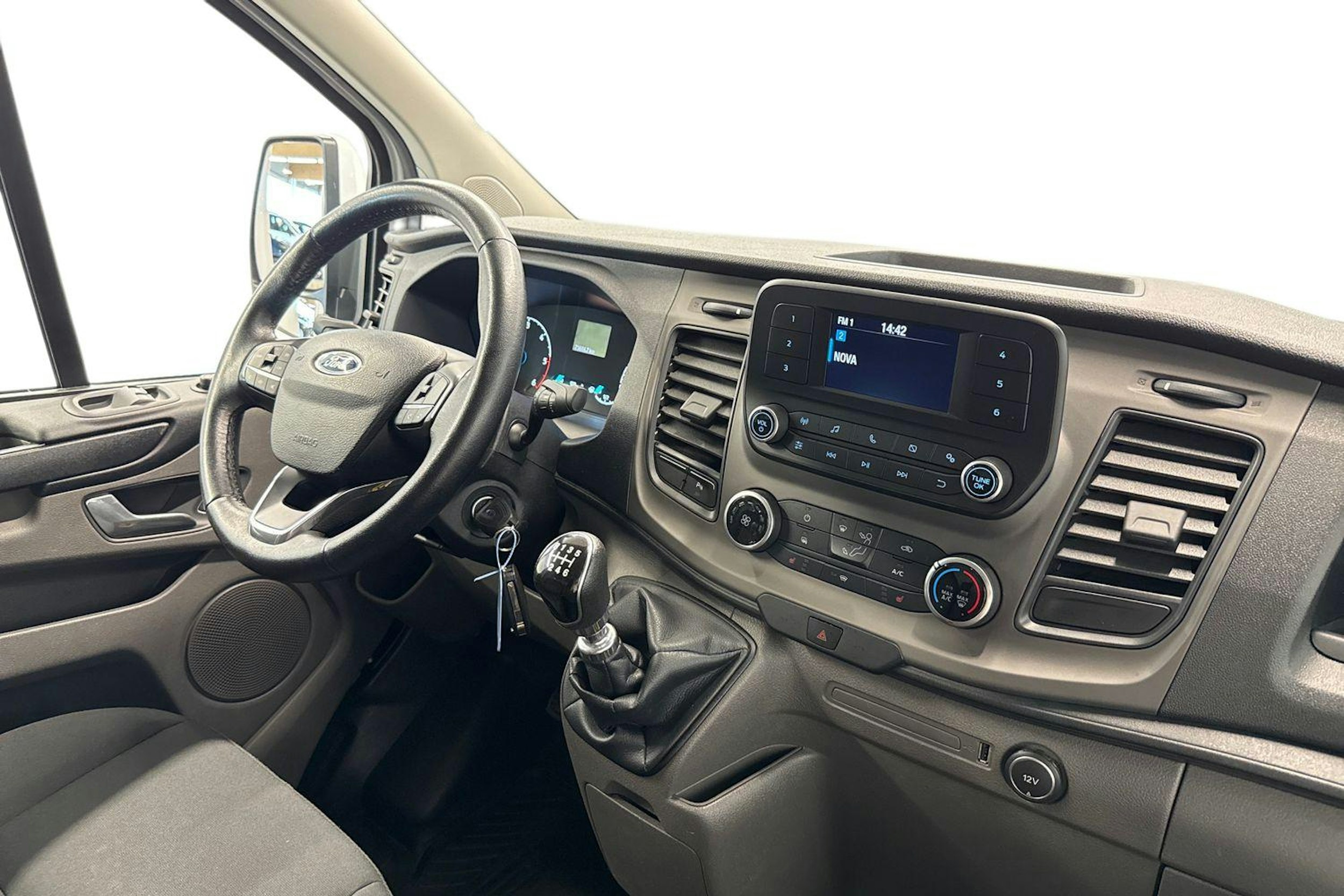 valkoinen Ford Transit Custom 2019 kuva 10.